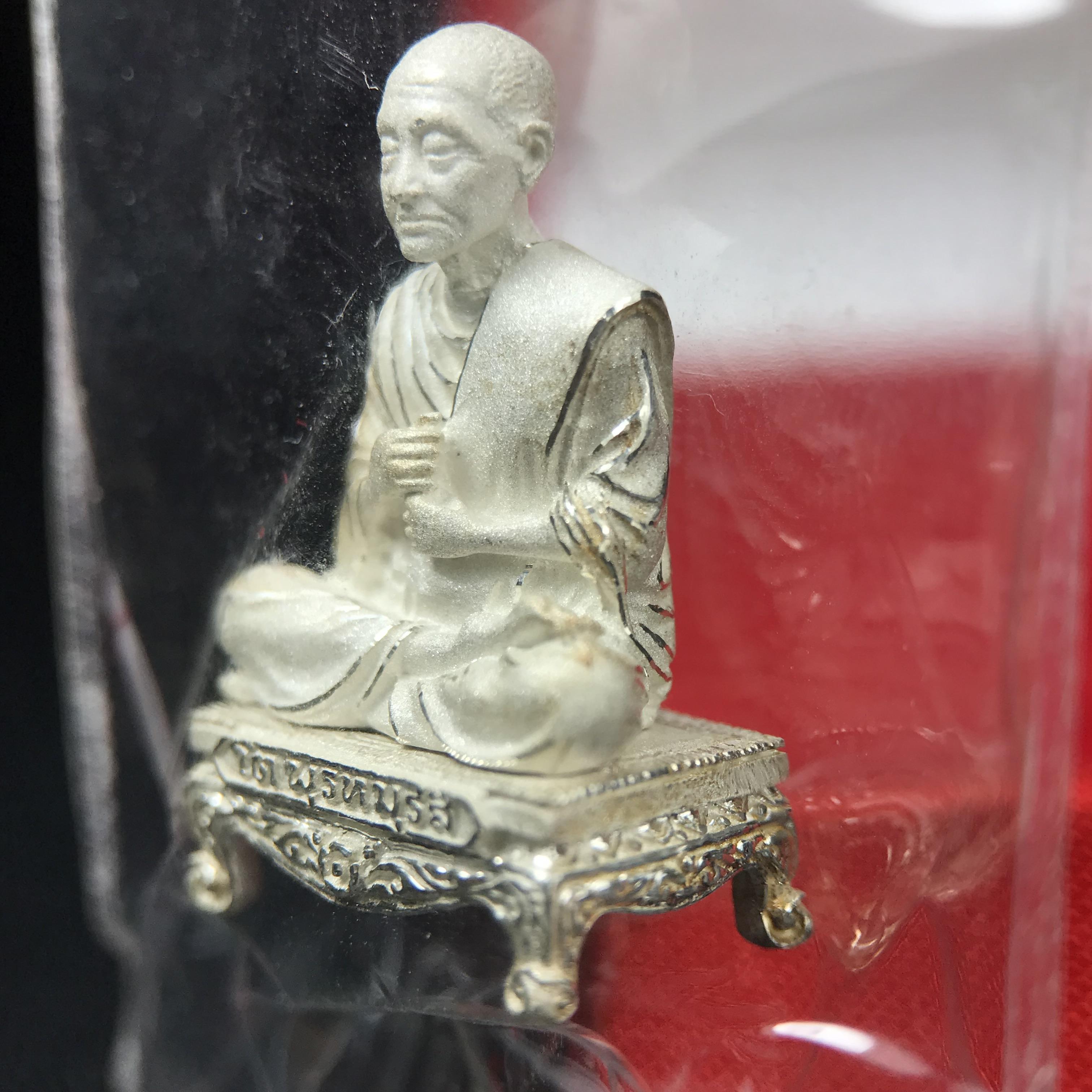 สมเด็จพุฒาจารย์ (โต พรหมรังสี) อนุสรณ์ 128 ปี สมเด็จพระญาณสังวร สมเด็จพระสังฆราช ทรงเมตตาอธิฐานจิต ปี 2543 มหาพุทธาภิเษก 3วาระ รูปเหมือนลอยองค์พิมพ์ใหญ่เนื้อเงิน ขนาด 1.5 x 2.5 ซม. ทรงคุณค่าทั้งด้านความงานด้านพุทธศิลป์ และพุทธคุณ