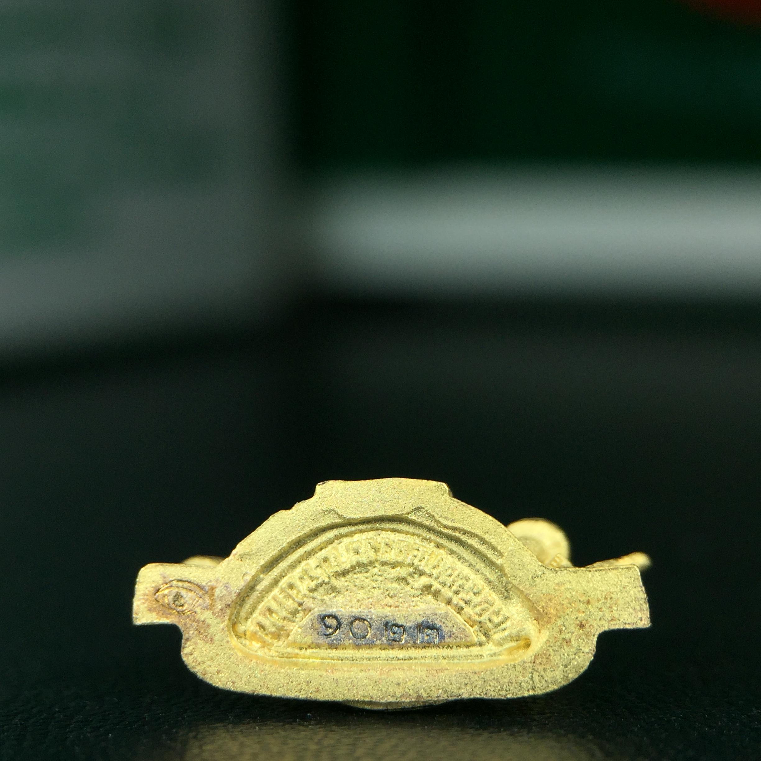 พระพุทธชินราช ภปร. ในวโรกาสพระราชพิธีมหามงคล เฉลิมพระชนมายุ6รอบ 5ธันวาคม2542 มูลนิธิพิทักษ์ดวงตาประชาชน จัดสร้าง เนื้อเงินบริสุทธิ์ 99.9% แบบชุบทองประกายเพชร 3 ไมครอน พิมพ์กลาง ขนาดสูง 2.4 ซม. พร้อมกล่องบรรจุเดิม