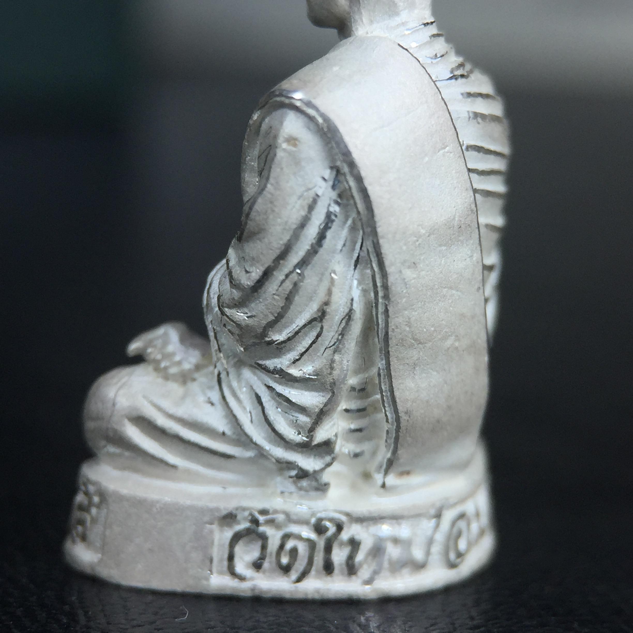 รูปเหมือนสมเด็จพระพุฒาจารย์ (โต พรหมรังสี)วัดใหม่อมตรส บางขุนพรหม ปี2540 รุ่นกาญจนาภิเษก จัดสร้างในวโรกาสที่รัชกาลที่ 9 ทรงครองสิริราชสมบัติ ครบ 50ปี ลอยองค์พิมพ์ใหญ่ เนื้อเงินบริสุทธิ์ 99.9% แบบทรายนวลขัดเงาบางส่วน พร้อมกล่องใบรับรองเดิมครบ