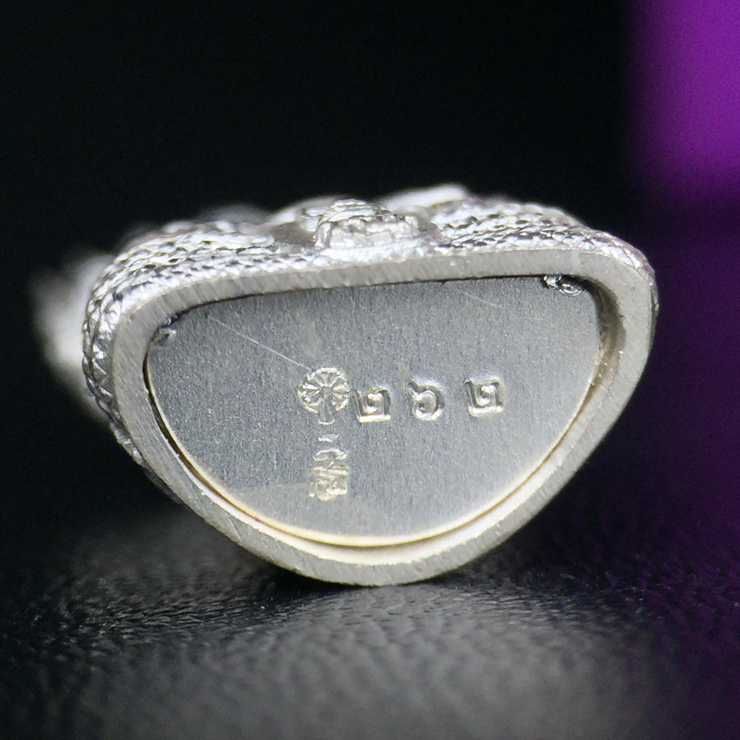 พระนาคปรก สธ. รุ่นสร้างพระอุโบสถเฉลิมพระเกียรติ 4 รอบ 84 พรรษา สมเด็จพระเทพรัตนราชสุดาฯ วัดบวรนิเวศวิหาร ปี 2543 พิมพ์เล็ก เนื้อเงินบริสุทธิ์ แบบพ่นทรายขัดเงาบางส่วน(สภาพ สวย กล่องบรรจุเดิมครบ)พิธีใหญ่ พุทธศิลป์งดงาม หายาก (1 ใน 2999 องค์)