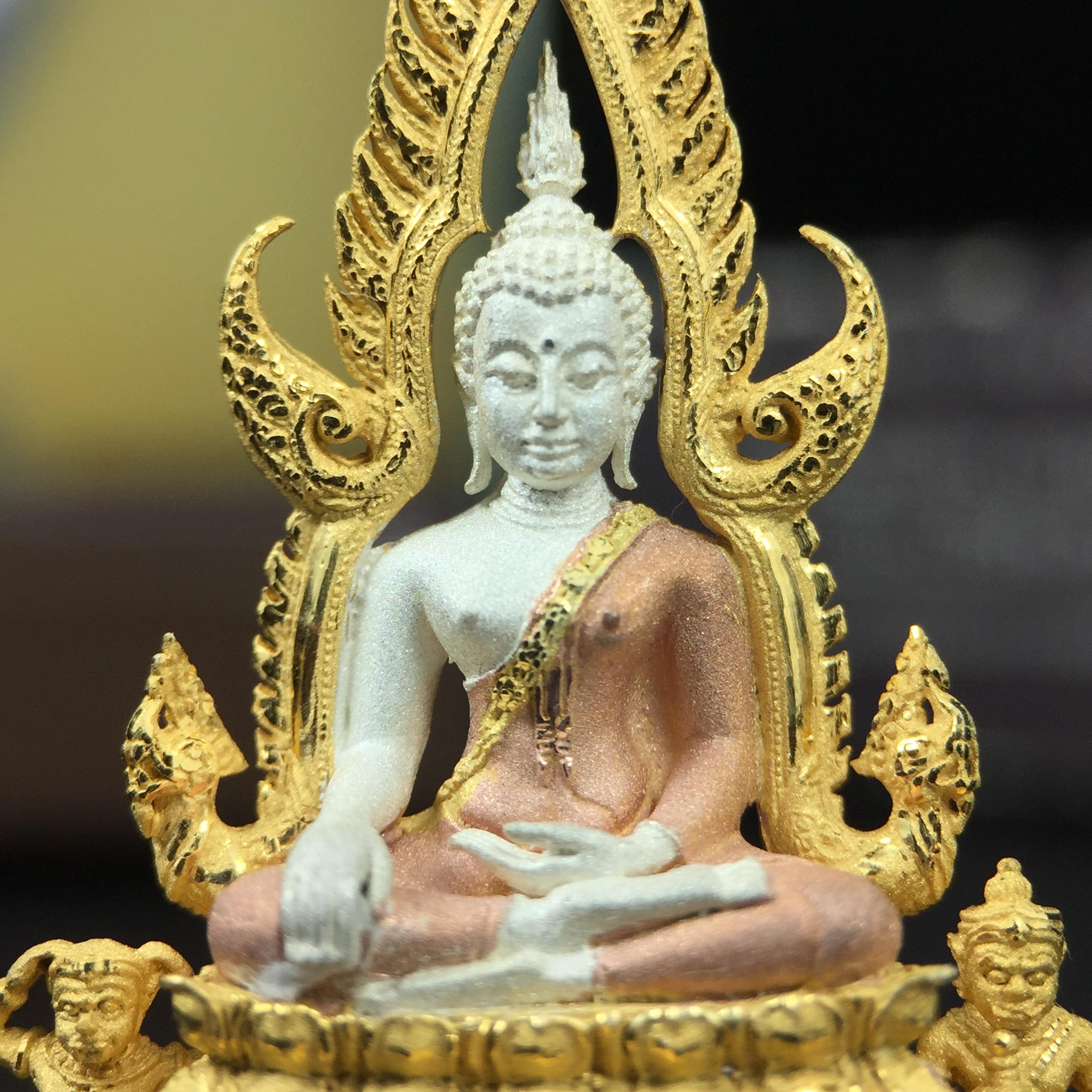 พระพุทธชินราช ภปร. โครงการ "เพราะแผ่นดินนี้ คือ แผ่นดินเกิด" ปี2548(รุ่นแรก) ลอยองค์ หน้าตัก 1/2 นิ้ว เนื้อเงินสามกษัตริย์ พุทธศิลป์งดงามทรงคุณค่า รุ่นยอดนิยม