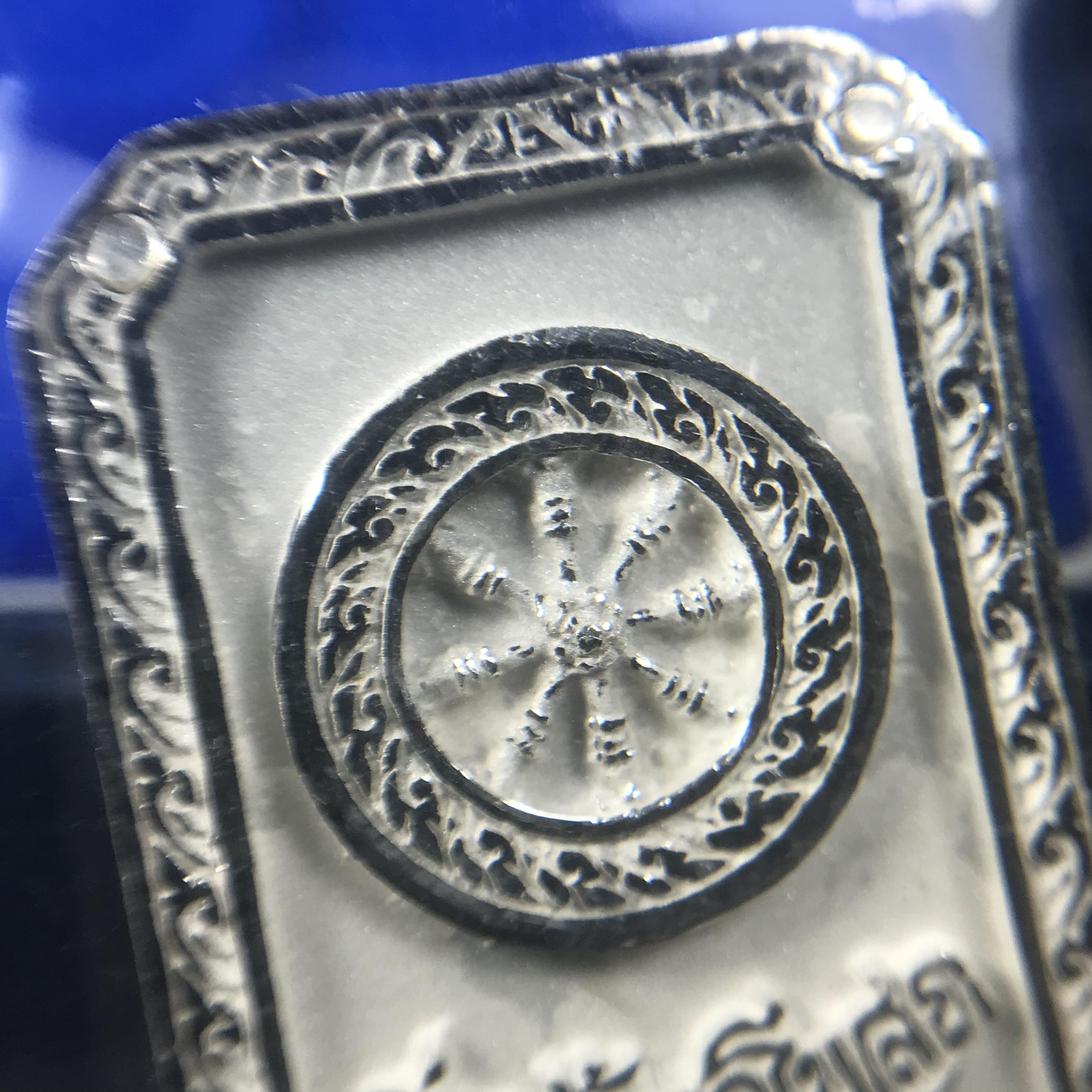 พระพุทธโสธร(หลวงพ่อโสธร) รุ่นสร้างอุโบสถ ปี2539 เนื้อเงิน พิมพ์แปดเหลี่ยม(หายาก) สภาพสวยผิวเดิมขึ้นน้ำทองสีรุ้งแบบนิยม กล่องบรรจุเดิมครบสมบูรณ์