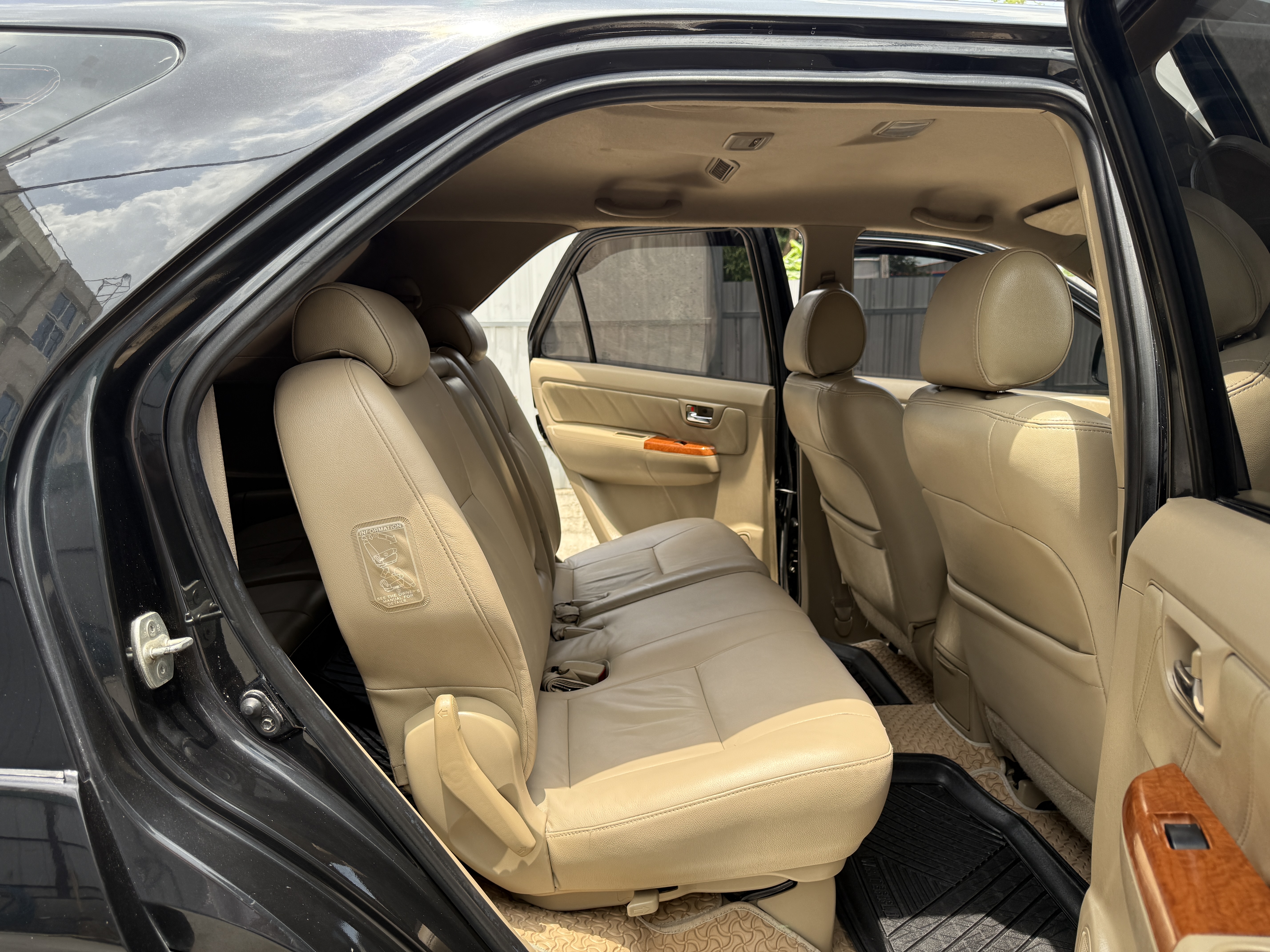 Toyota Fortuner 3.0 V 2WD At 2010 ดำ