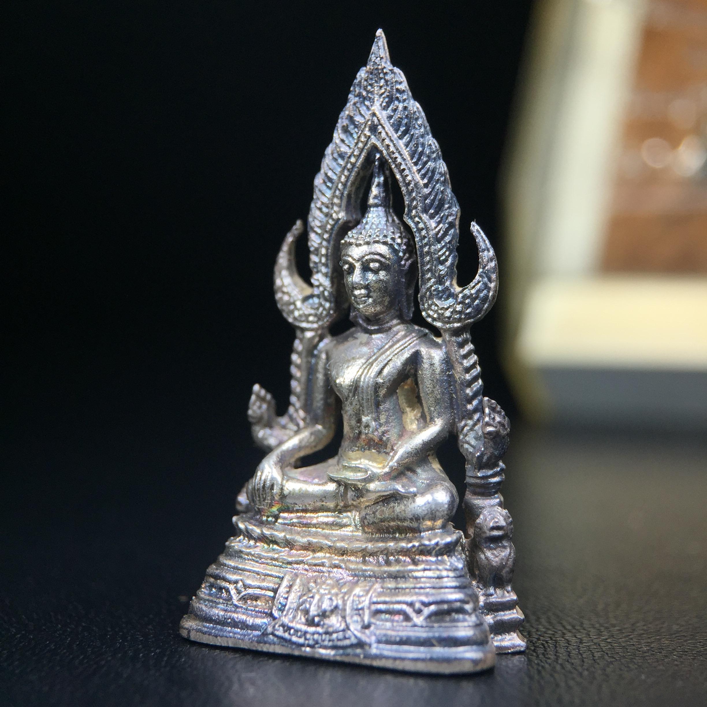 พระกริ่งพระพุทธชินราช มวก. วัดเบญจมบพิตร ปี 2519(รุ่นพิเศษ รุ่นแรก รุ่นเดียว)เนื้อเงิน(สภาพสวยผิวเดิมติดรุ้งผิวขึ้นน้ำทองสวยมีเสน่ห์ตามกาลเวลา)(ในหลวงรัชกาลที่9และสมเด็จพระราชินีเสด็จฯเททอง)(พิธีใหญ่ เกจิอาจารย์ในยุคยอดนิยมร่วมปลุกเสก) (องค์หมายเลข ๒๕๓๐)