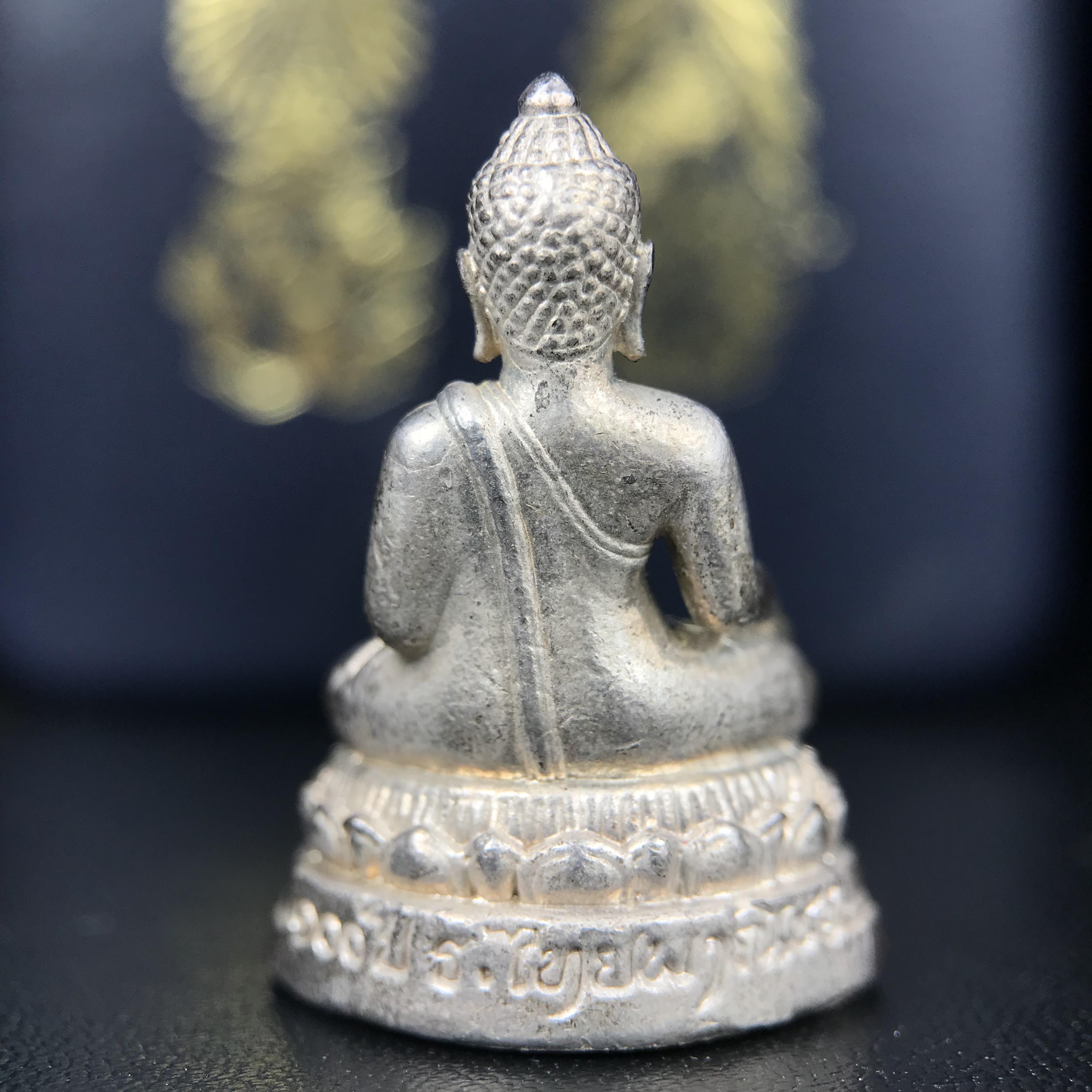 พระกริ่งพระพุทธนรสีห์ จปร.+ภปร. ครบรอบ 100 ปี ธนาคารไทยพาณิชย์ ปี 2550 พระกริ่งเนื้อเงิน(หายาก)(พุทธศิลป์งดงาม)ด้านหน้าฐานประดับด้วยตราสัญลักษณ์ "จปร" และ "ภปร" (องค์เนื้อเงินสร้างน้อย พบเจอน้อยหายาก)1 ใน 2500 องค์