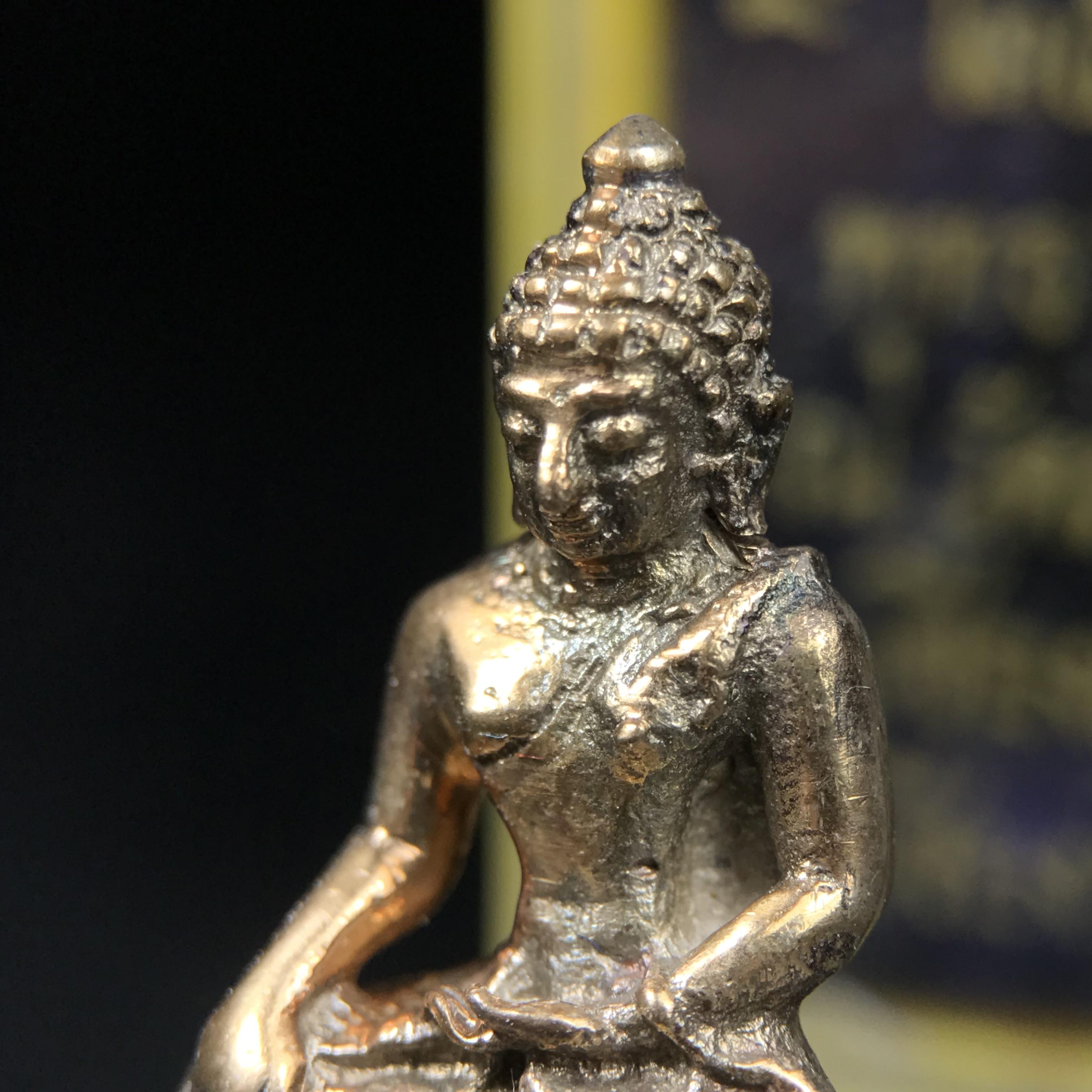 พระกริ่งสิงห์หนึ่งดอยตุง(ก้น ช) เนื้อนวโลหะ รุ่นบูรณะพระธาตุดอยตุง พ.ศ. 2516 สภาพสวยกล่องเดิม(หายาก)