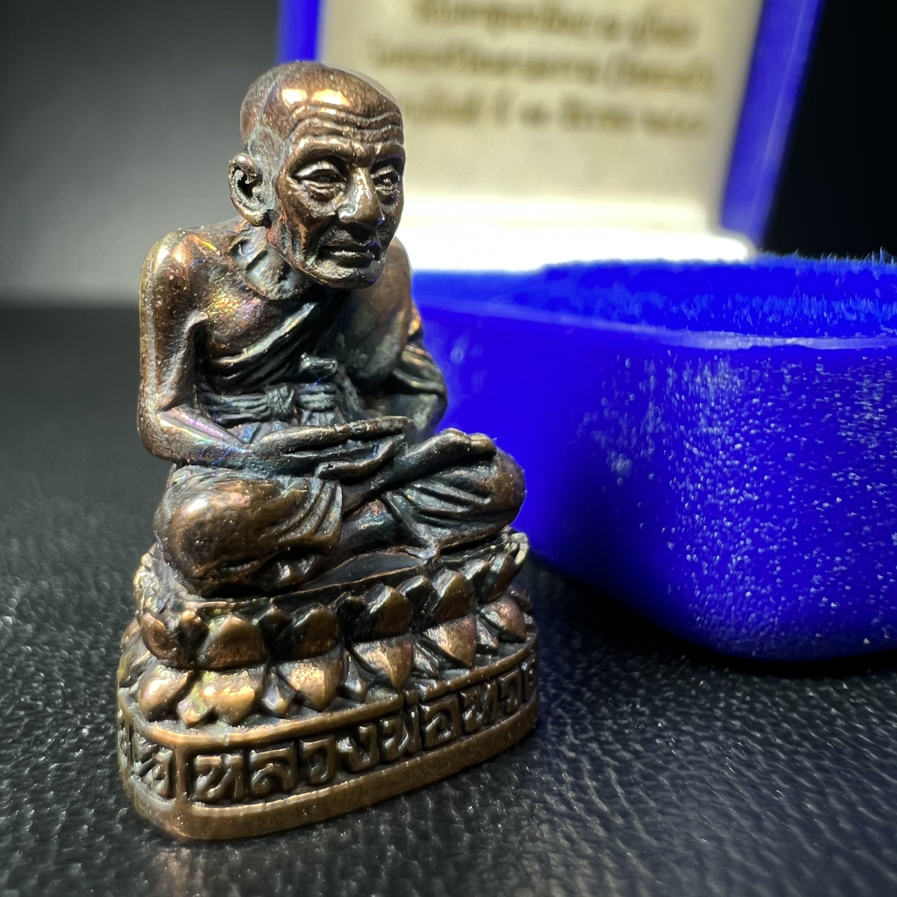 รูปเหมือนหล่อลอยองค์หลวงปู่ทวด รุ่น 111ปี กระทรวงกลาโหม เนื้อนวโลหะรมดำ-ปัดเงา ปี2540 พิธีใหญ่ สภาพสวย เข้มขลัง นิยม พร้อมกล่องบรรจุเดิม