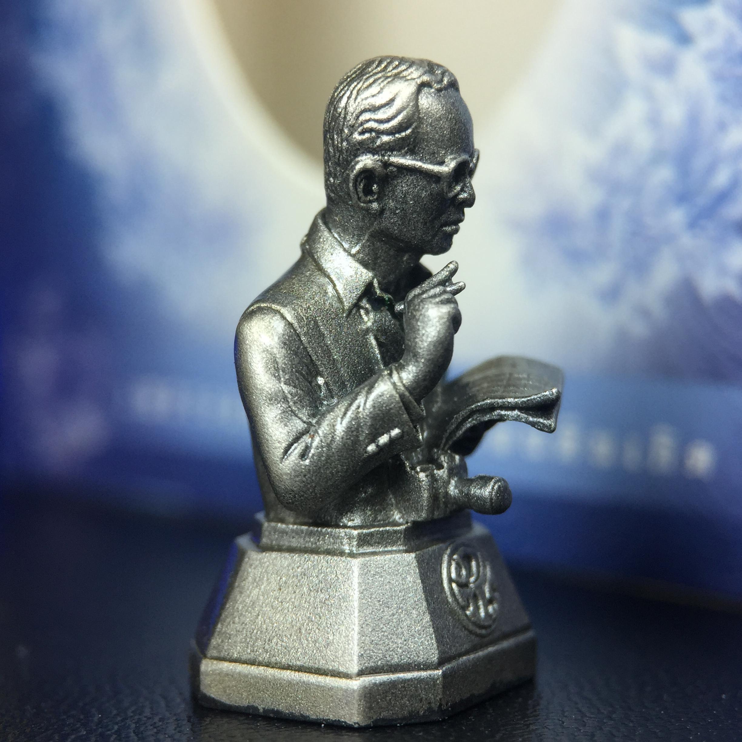 พระบรมรูปพระบาทสมเด็จพระเจ้าอยู่หัวรัชกาลที่ 9(ทรงงาน) ภปร. รุ่นเพราะแผ่นดินนี้คือแผ่นดินเกิด ปี 2551 ขนาดสูง 1 นิ้ว เนื้อบรอนซ์ชุบเงินรมดำ(ด้านหน้า ฐานพระบรมรูปฯ ประดิษฐานอักษรพระปรมาภิไธย ภ.ป.ร.)นิยมหายาก