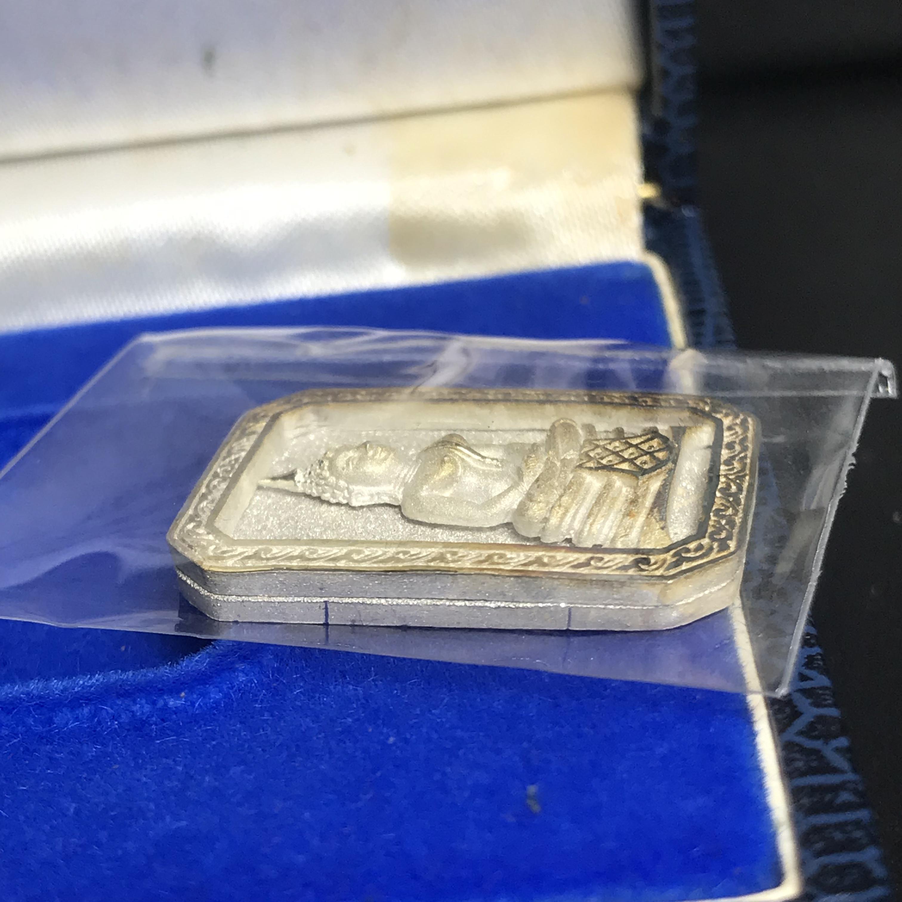 พระพุทธโสธร(หลวงพ่อโสธร) รุ่นสร้างอุโบสถ ปี2539 เนื้อเงิน พิมพ์แปดเหลี่ยม(หายาก) สภาพสวยผิวเดิมกล่องบรรจุเดิมครบสมบูรณ์