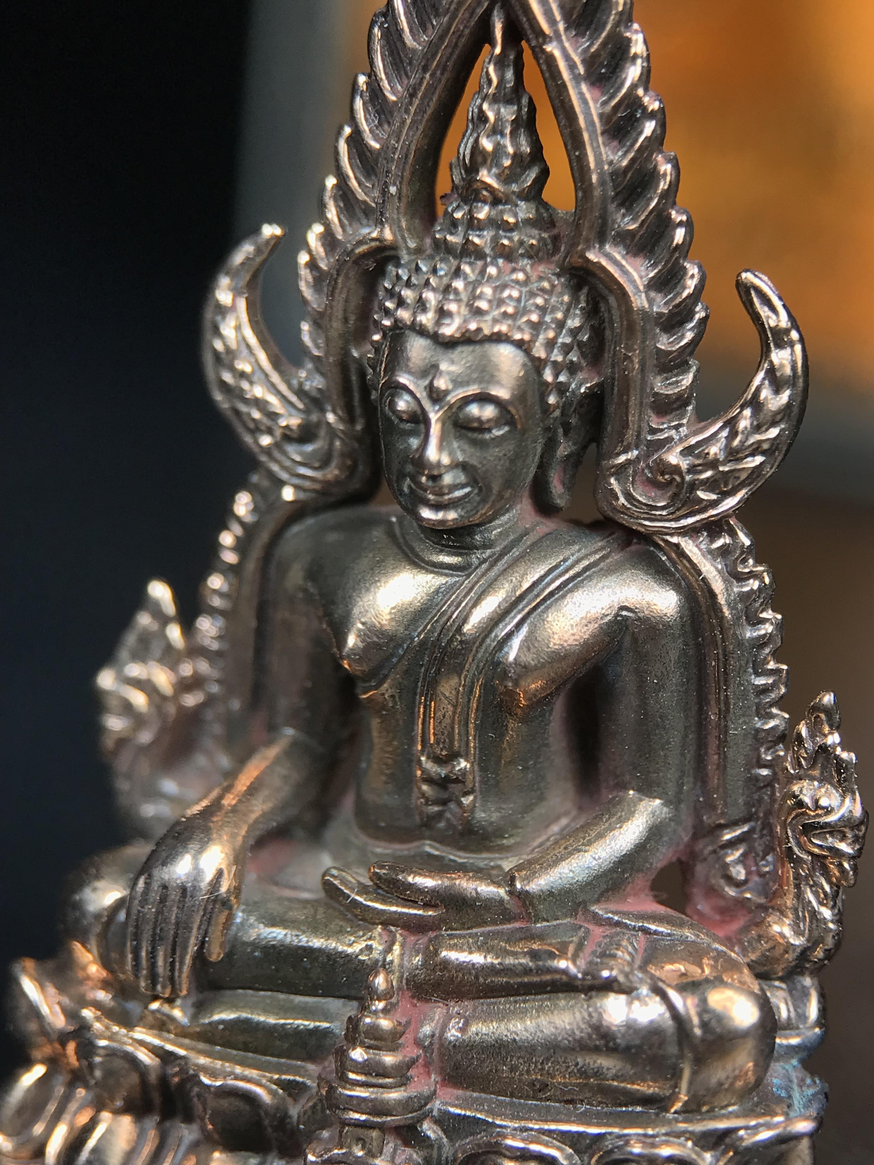 พระพุทธชินราช ญสส. วัดพระศรีมหาธาตุ จ.พิษณุโลก ปี2543 กริ่งชินราชเนื้อนวโลหะเต็มสูตร (ผสมทองคำ 2 บาท ต่อน้ำหนักเนื้อ 1 กิโลกรัม) พิธีใหญ่ รุ่นแรกและรุ่นเดียวที่ หลวงปู่หมุน ฐิตสีโล วัดบ้านจาน มาร่วมปลุกเสก(องค์หมายเลข ๘๐๔ เลขสวย)(1 ใน 2543 องค์)นิยมหายาก