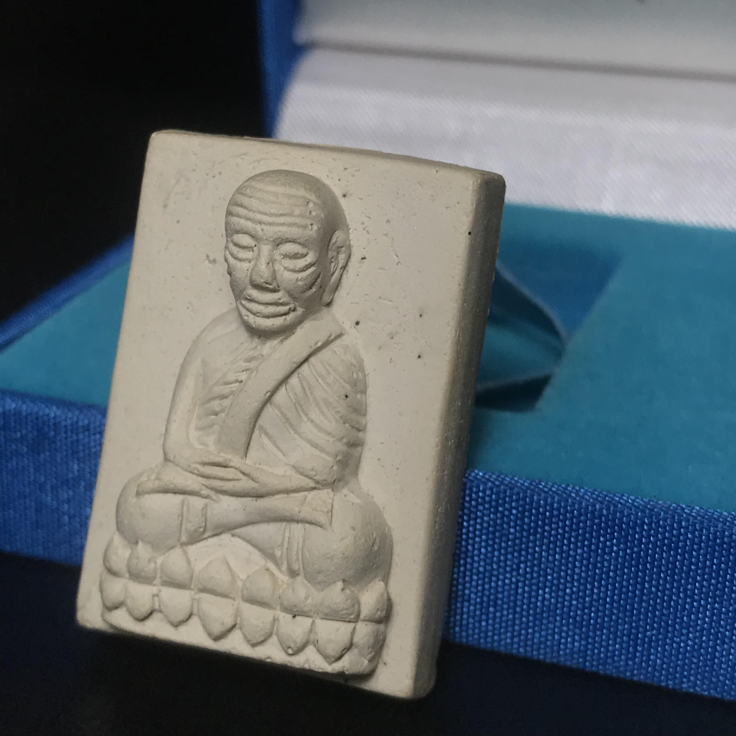 หลวงพ่อทวด รุ่น สก. วัดห้วยมงคล พิมพ์สี่เหลี่ยมใหญ่ หลังฝังชิ้นเนื้อบางขุนพรม กรรมการสามโค๊ต(ตอกเลข) เนื้อขาวผสมผงเก่าบางขุนพรหม รุ่น2(1ใน 999องค์)