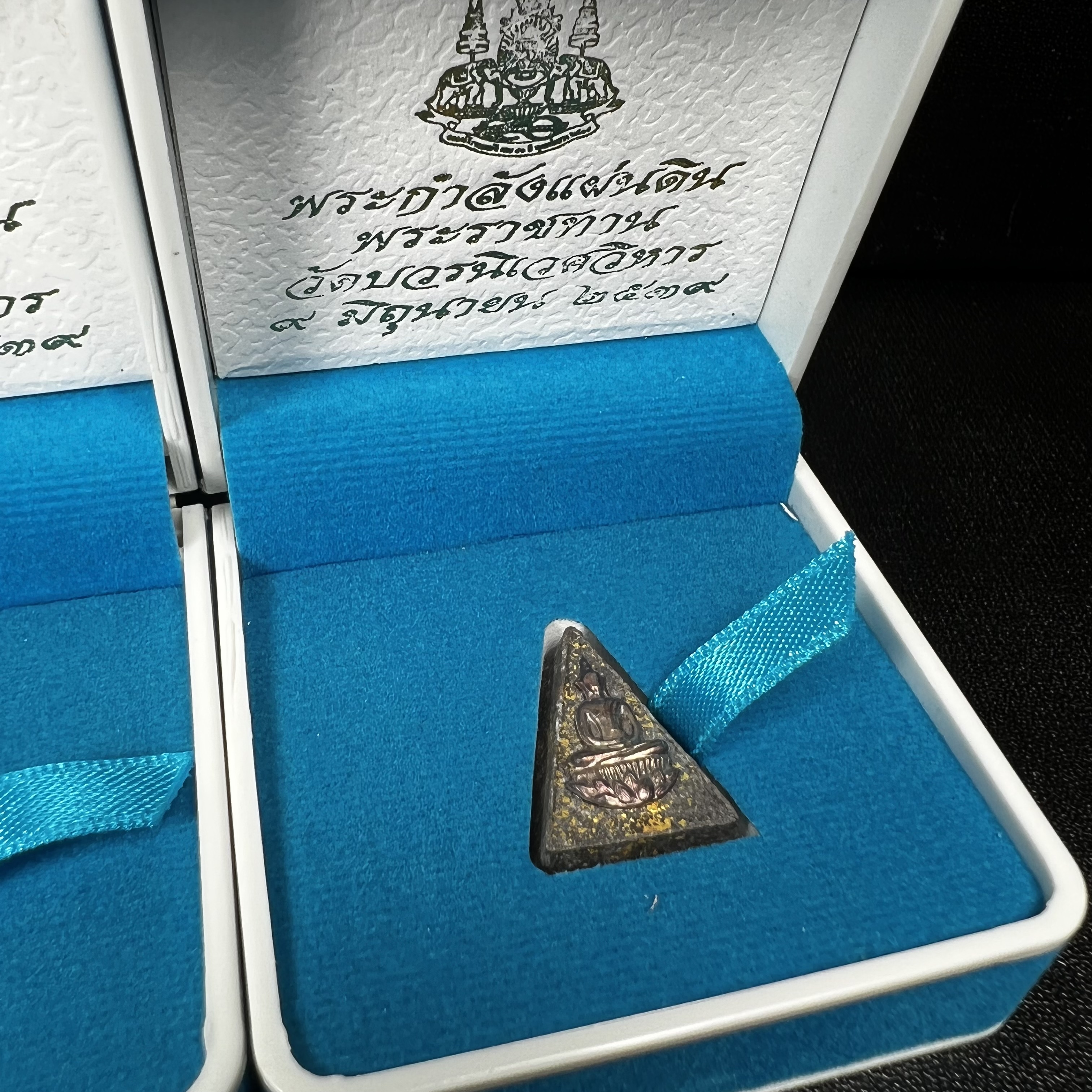 พระกำลังแผ่นดิน พระราชทาน วัดบวรนิเวศวิหาร ปี2539 พิมพ์เล็กหน้ากากเงิน (ในหลวง รัชกาลที่ 9 พระราชทานมวลสารจิตรลดา)นิยมหายาก