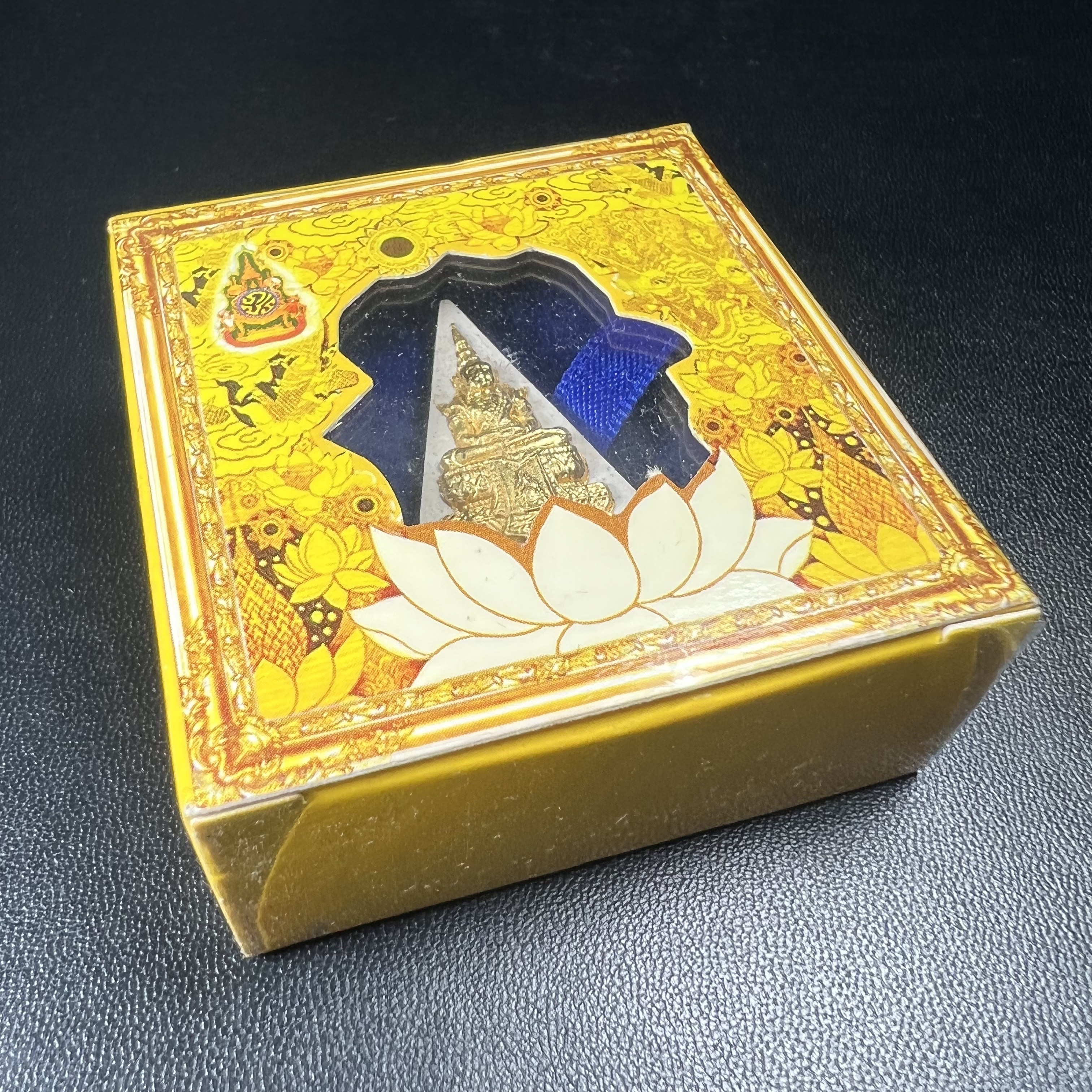 พระแก้วมรกต(จำลอง)ทรงเครื่องฤดูร้อน พระผงบูชา ด้านหน้าปิดทอง ด้านหลังตราฉลองสิริราชสมบัติครบ 60ปี เนื้อเงินขึ้นสีรุ้งธรรมชาติสร้างสรรค์งดงาม(รุ่นนี้ได้พระราชทานเส้นพระเจ้า(เส้นผม)รัชกาลที่9ในการจัดสร้าง)***องค์นี้พิเศษมองเห็นเส้นผมติดอยู่ด้านหลังชัดเจน***