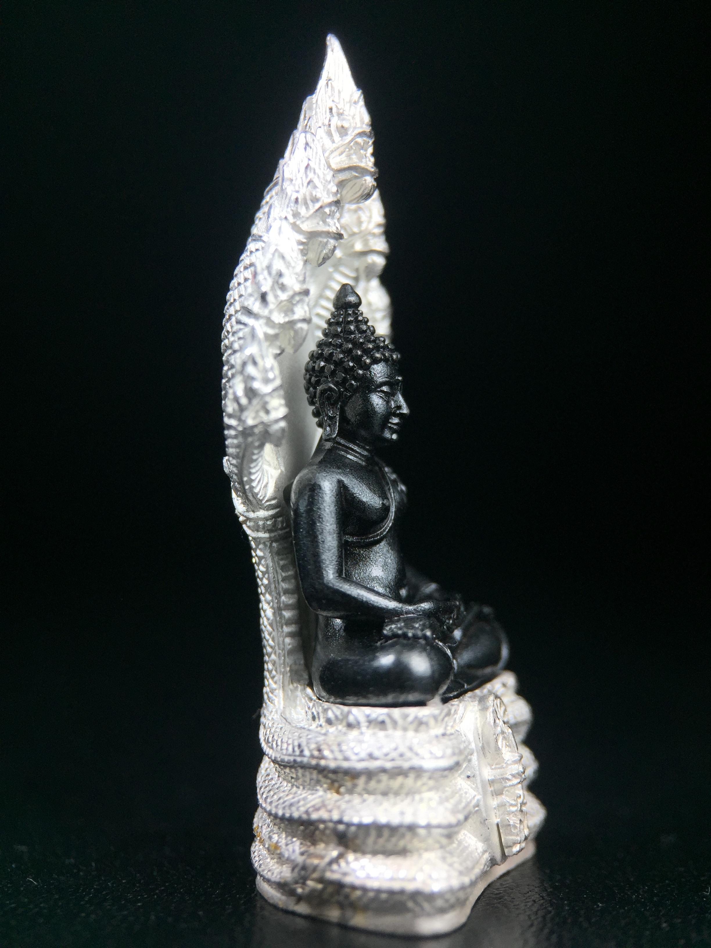 พระนาคปรก สธ. รุ่นสร้างพระอุโบสถเฉลิมพระเกียรติ 4 รอบ 84 พรรษา สมเด็จพระเทพรัตนราชสุดาฯ วัดบวรนิเวศวิหาร ปี 2543 พิมพ์ใหญ่ องค์พระเนื้อนวโลหะ ฐานนาคปรกเนื้อเงิน(สภาพ สวย )พิธีใหญ่ พุทธศิลป์งดงาม หายาก(องค์หมายเลขสวย ๘๓๕) (1 ใน 1999 องค์)