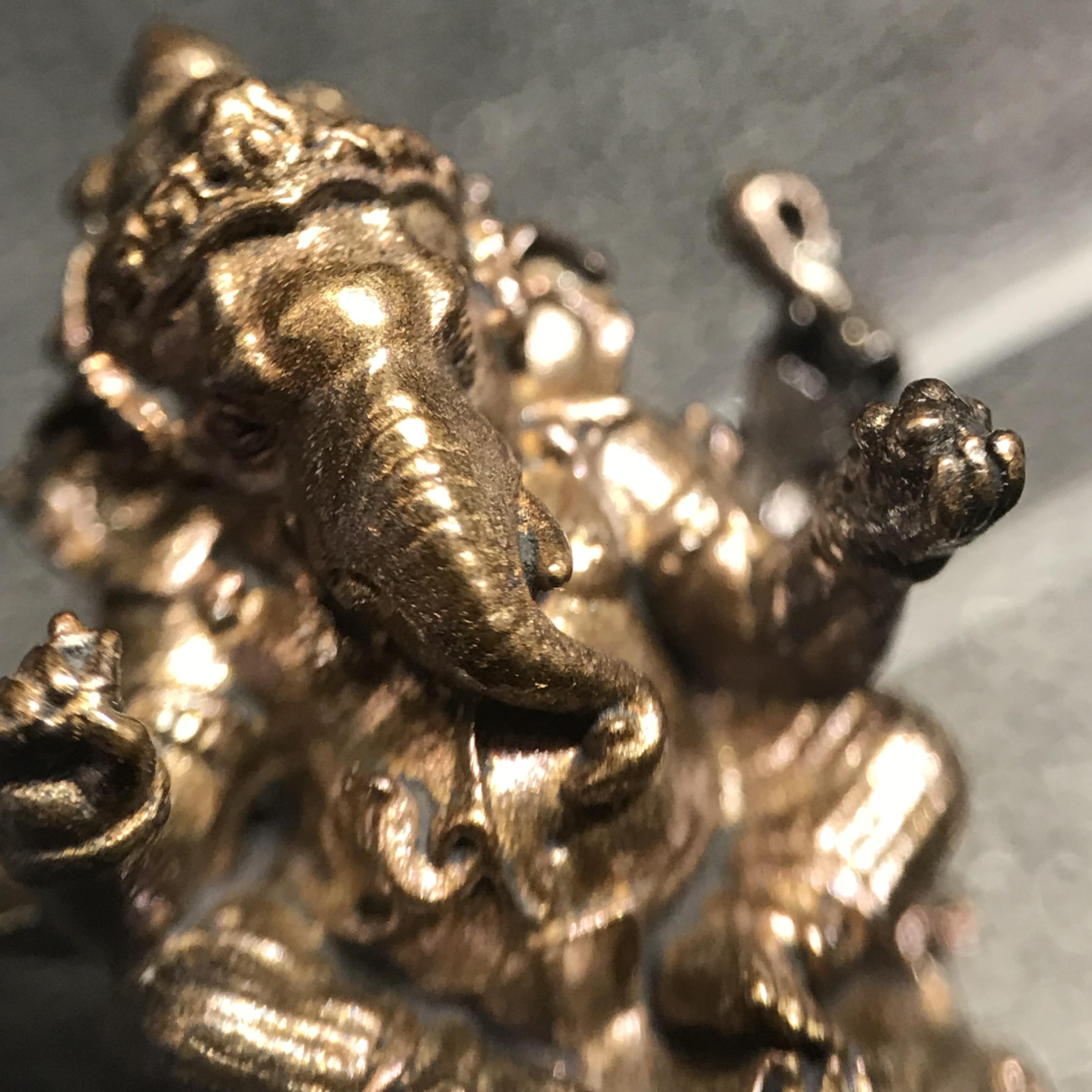 พระพิฆเนศ รุ่นครบรอบ100 ปี กรมศิลปากร ปี2556 พิมพ์ลอยองค์ เนื้อโลหะผสม ปางบรมครู(องค์นั่ง)สูง 1 นิ้ว