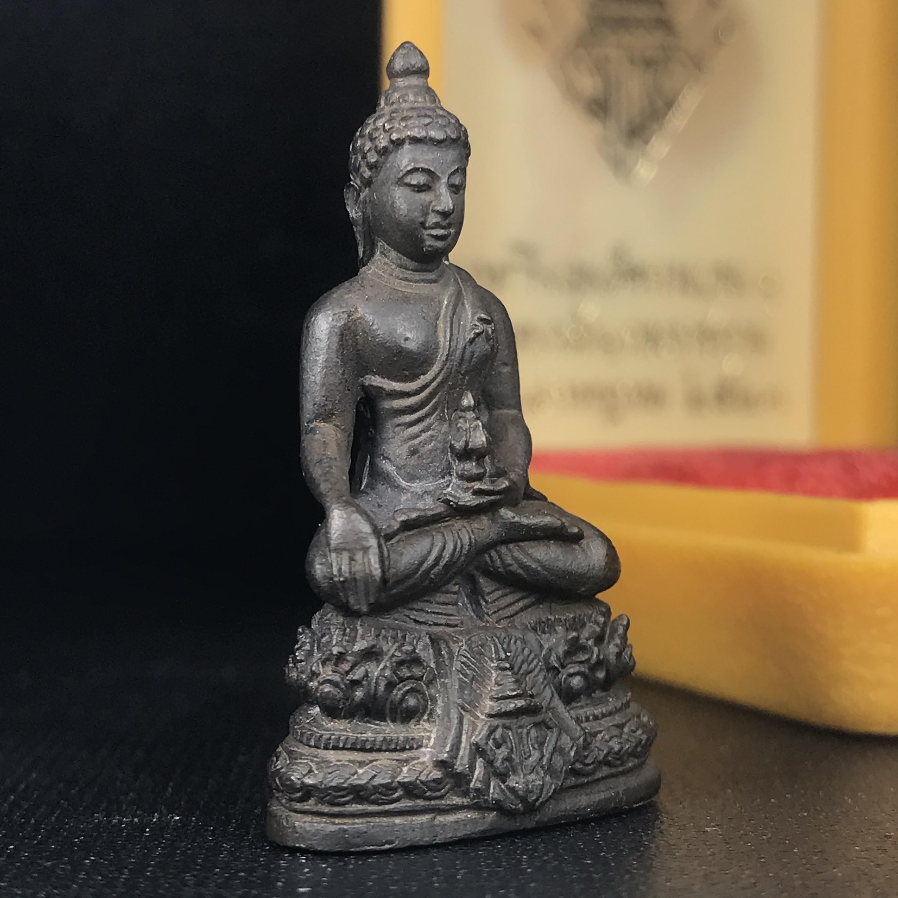 พระกริ่ง มวก(รุ่นแรก)พระราชทาน ปี2523 วัดบวรนิเวศวิหาร เนื้อนวโลหะกล่องบรรจุเดิม(คัดสวยคมชัด เนื้อนวโลหะเข้มขลังตามแบบฉบับงานแกะแม่พิมพ์โดย นายช่างเกษม มงคลเจริญ แบบนิยม พร้อมกล่องบรรจุเดิม)(หลวงปู่โต๊ะร่วมปลุกเสก)