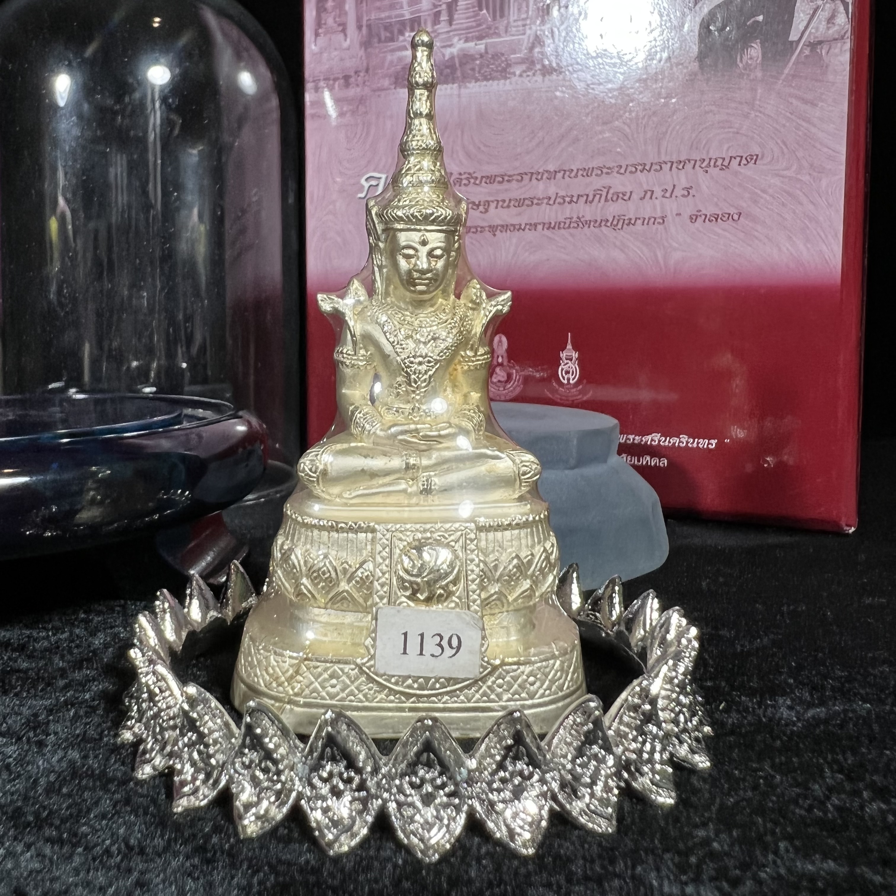 พระแก้วมรกต ภปร.(รุ่นแรก) ปี2545 รุ่นฉลองกรุงรัตนโกสินทร์ครบ 220 ปี หล่อลอยองค์ เนื้อเงินบริสุทธิ์99.9% ขนาดบูชา 50*90 มม. พร้อมฐานวางครอบแก้วเดิมกล่องบรรจุเดิมครบสมบูรณ์(สวยงามและหายากมาก)(1ใน3000องค์)