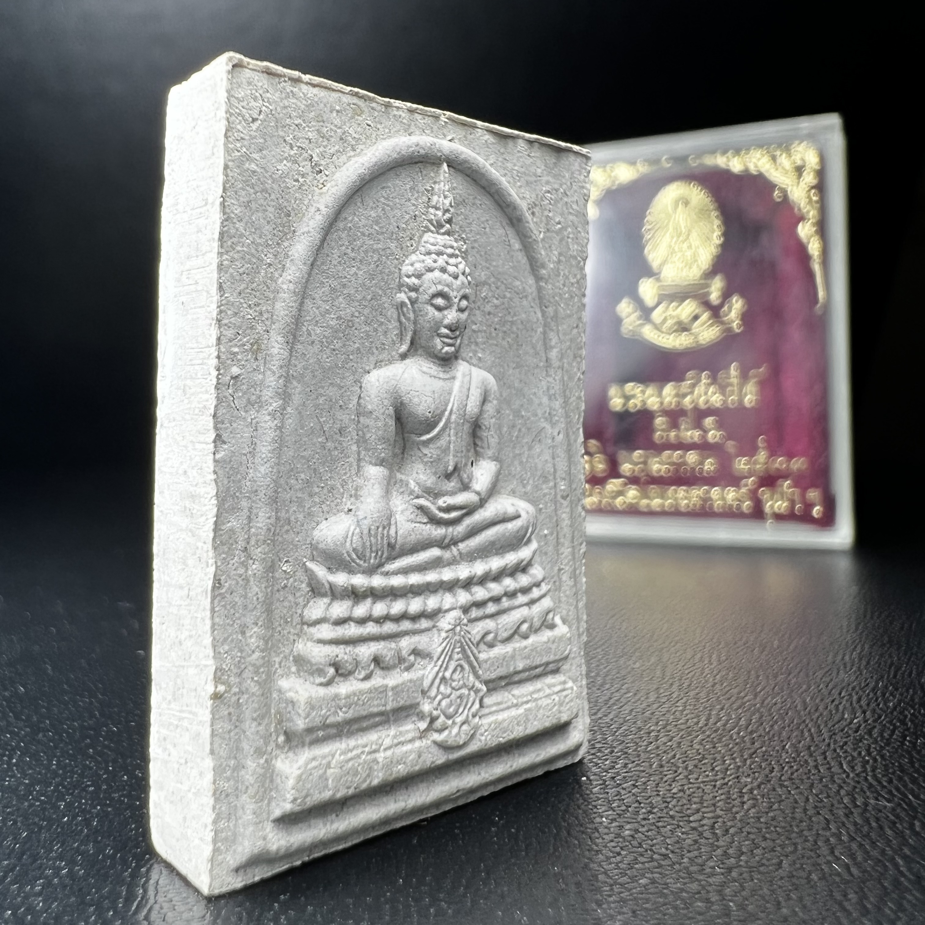 พระพุทธชินสีห์ ภปร. ทันโต เสฏโฐ ปี2533 พิมพ์ใหญ่(องค์นี้ด้านหลังบรรจุพลอยเสกมงคลเยอะมาก) บรรจุพระทนต์ในหลวง รุ่นเดียวในประวัติศาสตร์ ****รุ่นนี้ขอแนะนำ****