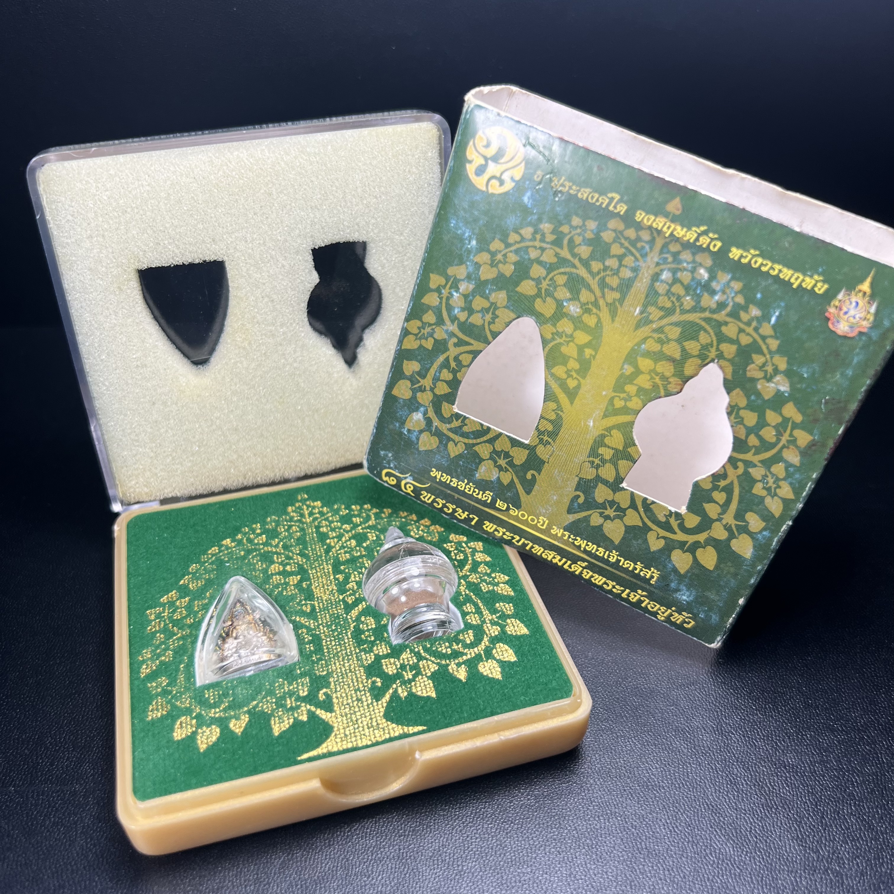 พระพุทธชินราช(จำลอง) ภปร. 84 พรรษา เนื้อเงินชุบทองคำขาว พิมพ์เล็กขนาดหน้าตัก 1/4 นิ้ว (สภาพผิวเดิมสวย ขึ้นสีรุ้งธรรมชาติ แบบนิยม)(พระราชทานมวลสาร จิตรลดาและเส้นพระเจ้า(เส้นผม))