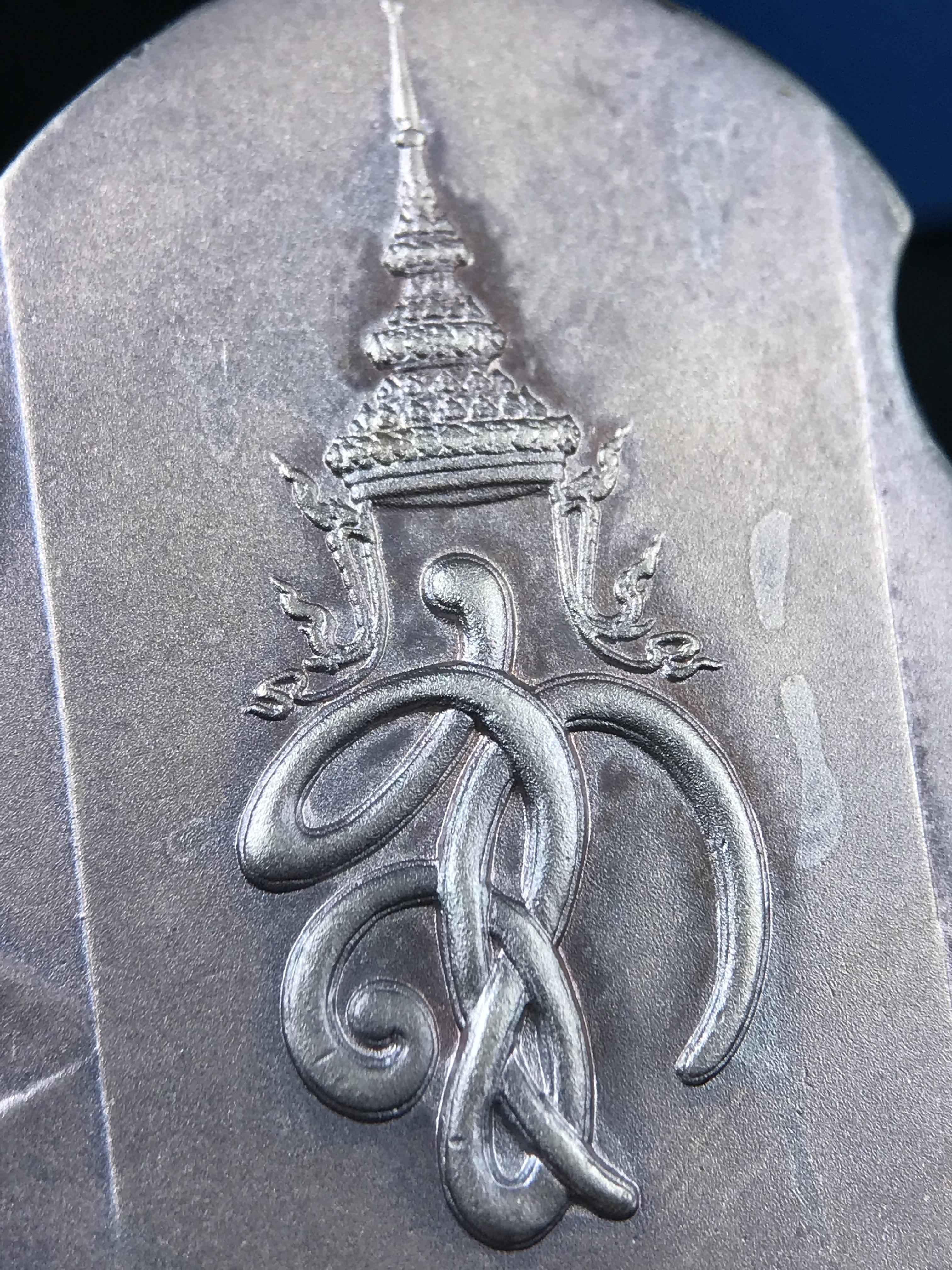 เหรียญหลวงปู่ทวด พระนามาภิไธย สก. แบบงานฉลุโบราณ(HAND MADE) ปี 2544 เนื้อเงิน(ผิวเดิมขึ้นสีรุ้งออกม่วงธรรมชาติสวยมาก) พิธีปลุกเสก ณ อุโบสถวัดช้างให้ และ พิธีมังคลาภิเษก ณ พระอุโบสถ วัดพระศรีรัตนศาสดาราม(วัดพระแก้ว) (1 ใน 2000 เหรียญ)พบเจอน้อยหายากมาก