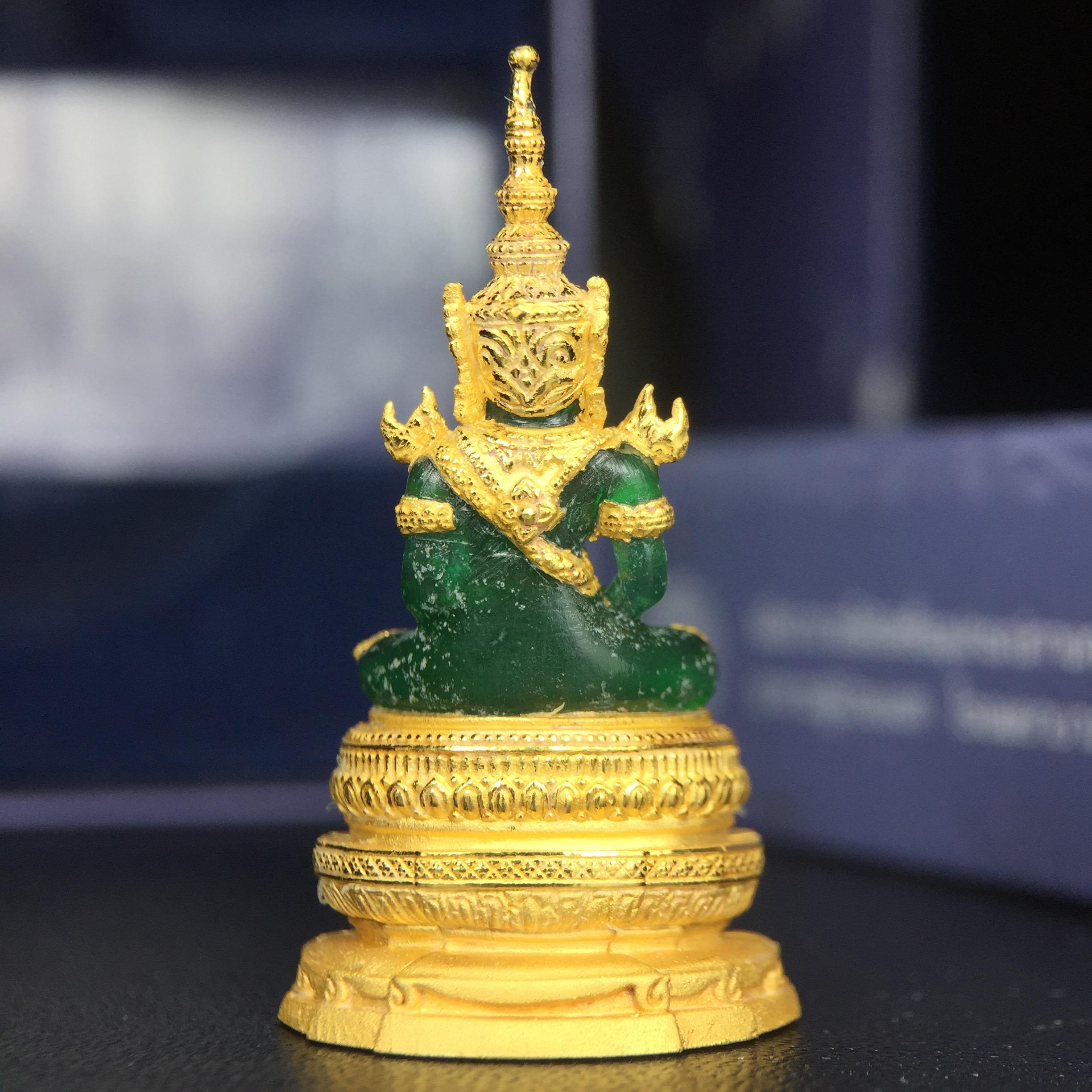 พระแก้วมรกต ภปร. จัดสร้างโดย รพ.ภูมิพลฯ ปี2547 ลอยองค์ขนาดหน้าตัก 1/2 นิ้ว เนื้อเรซิ่นหุ้มทองคำ99.99 งดงามทรงคุณค่าอีกหนึ่งรุ่นยอดนิยม หายาก