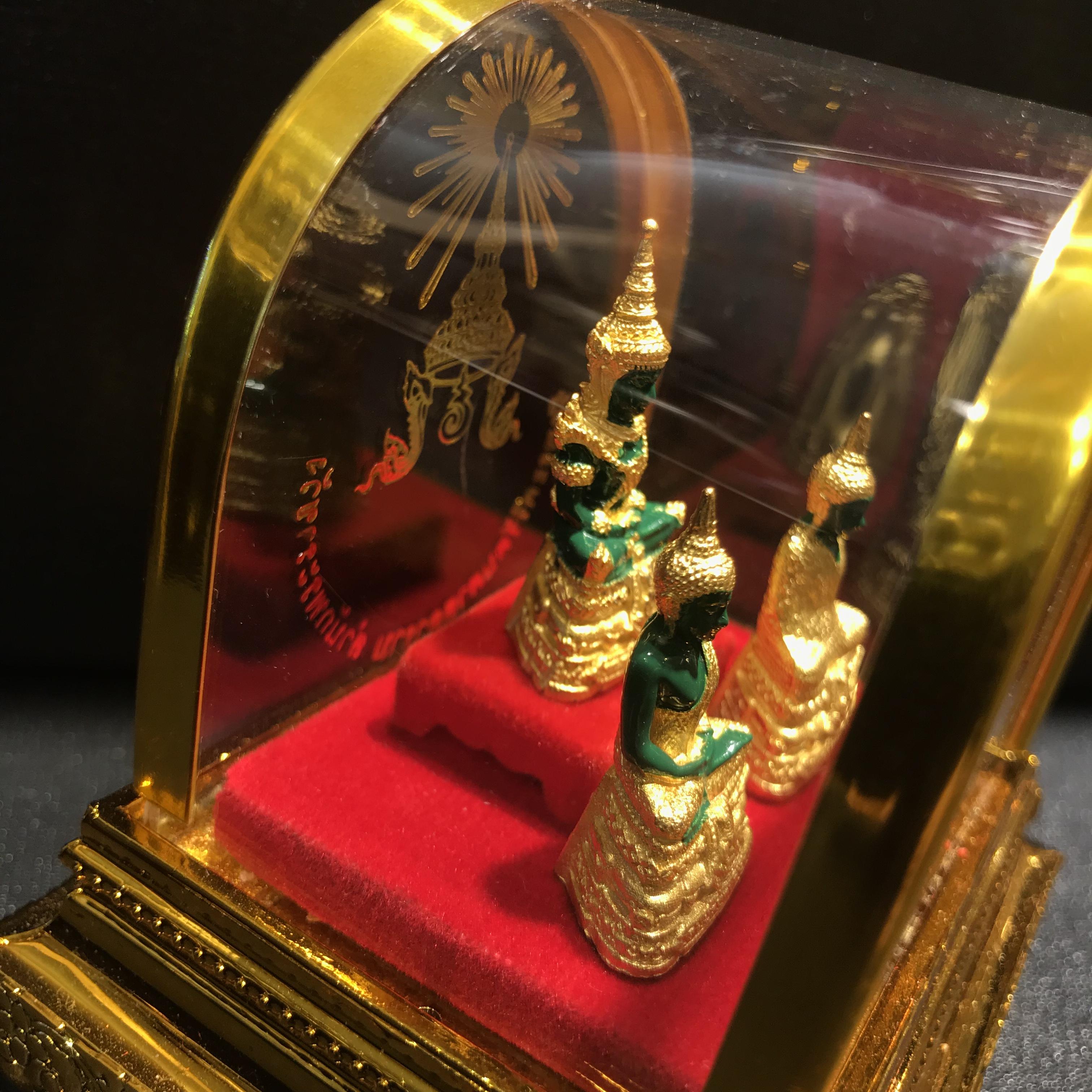 พระพุทธมหามณีรัตนปฏิมากร(พระแก้วมรกต) วัดพระศรีรัตนศาสดาราม สำนักพระราชวัง จัดสร้าง ชุด 3 ฤดู หน้าตัก 1 นิ้วพร้อมครอบตู้เดิม(บรรจุมวลสารใต้ฐาน)