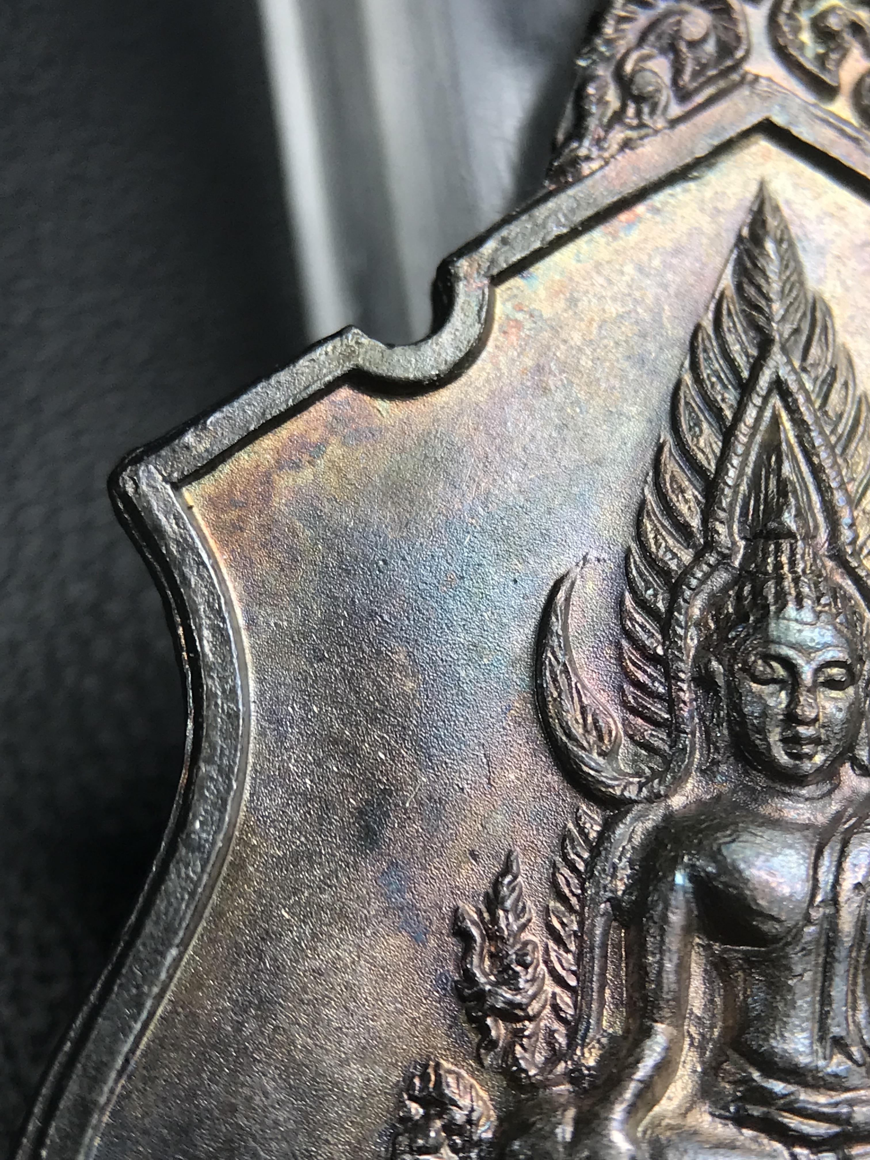 เหรียญพระพุทธชินราช มวก. วัดเบญจมบพิตรฯ ปี 2519 เนื้อเงิน(ผิวเดิมผิวน้ำทองกระจายตามองค์พระสวยมาก สภาพสวยพร้อมกล่องบรรจุเดิม(ในหลวงรัชกาลที่9และสมเด็จพระราชินีเสด็จฯเททอง)เหรียญดีพิธีใหญ่ หลวงปู่โต๊ะ วัดประดู่ฉิมพลี ร่วมปลุกเสก(เนื้อเงินพบเจอน้อยมาก หายาก)