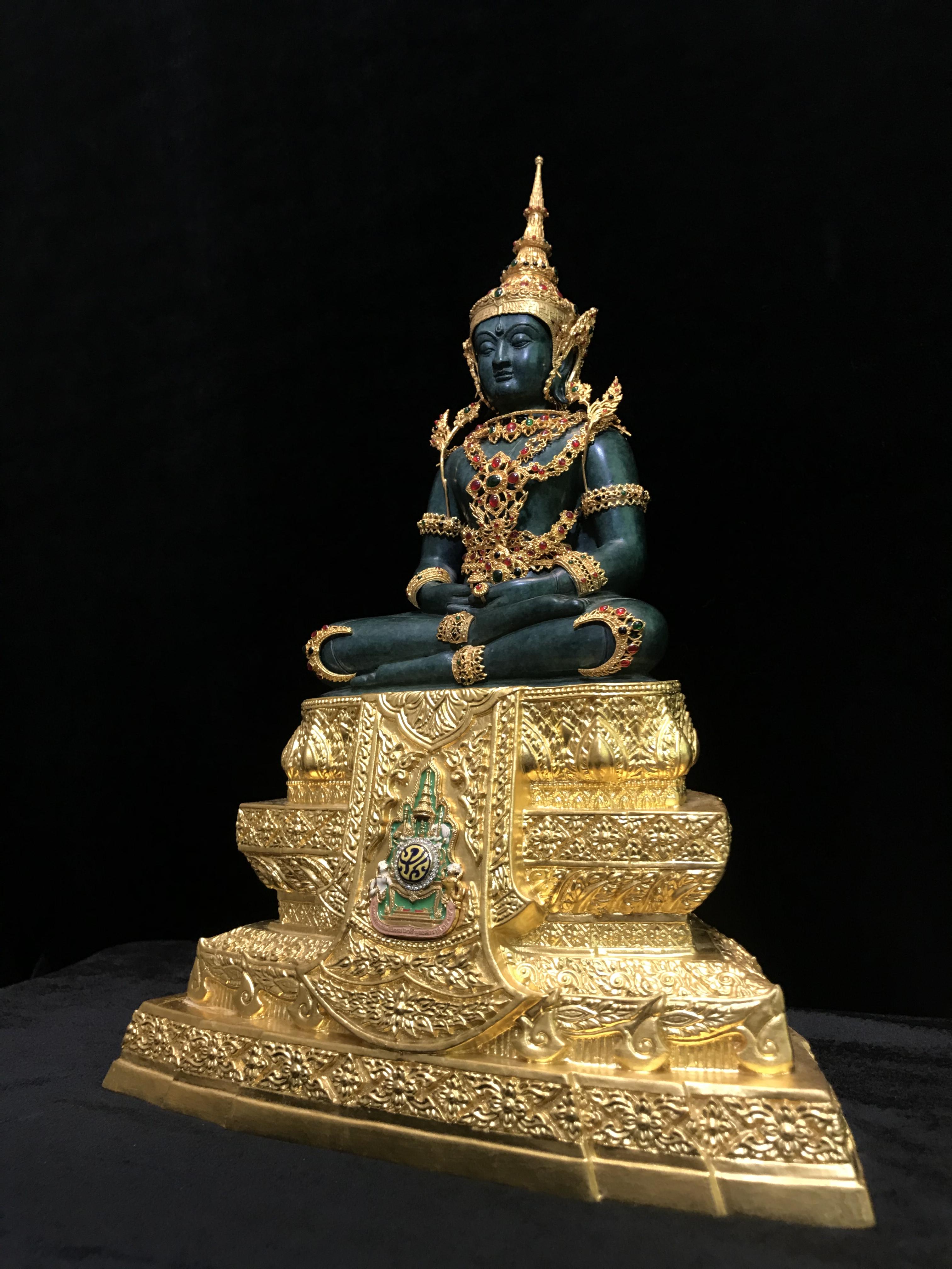 พระแก้วมรกต(จำลอง)ลอยองค์ ขนาดหน้าตัก 5 นิ้ว ทรงเครื่องฤดูร้อน เนื้อโลหะเคลือบสีเขียว เครื่องทรงชุบทองลงยาสี ฐานเนื้อโลหะ ลงรักปิดทองคำ ประดิษฐานตราสัญลักษณ์ฉลองสิริราชสมบัติ ครบ 60 ปี