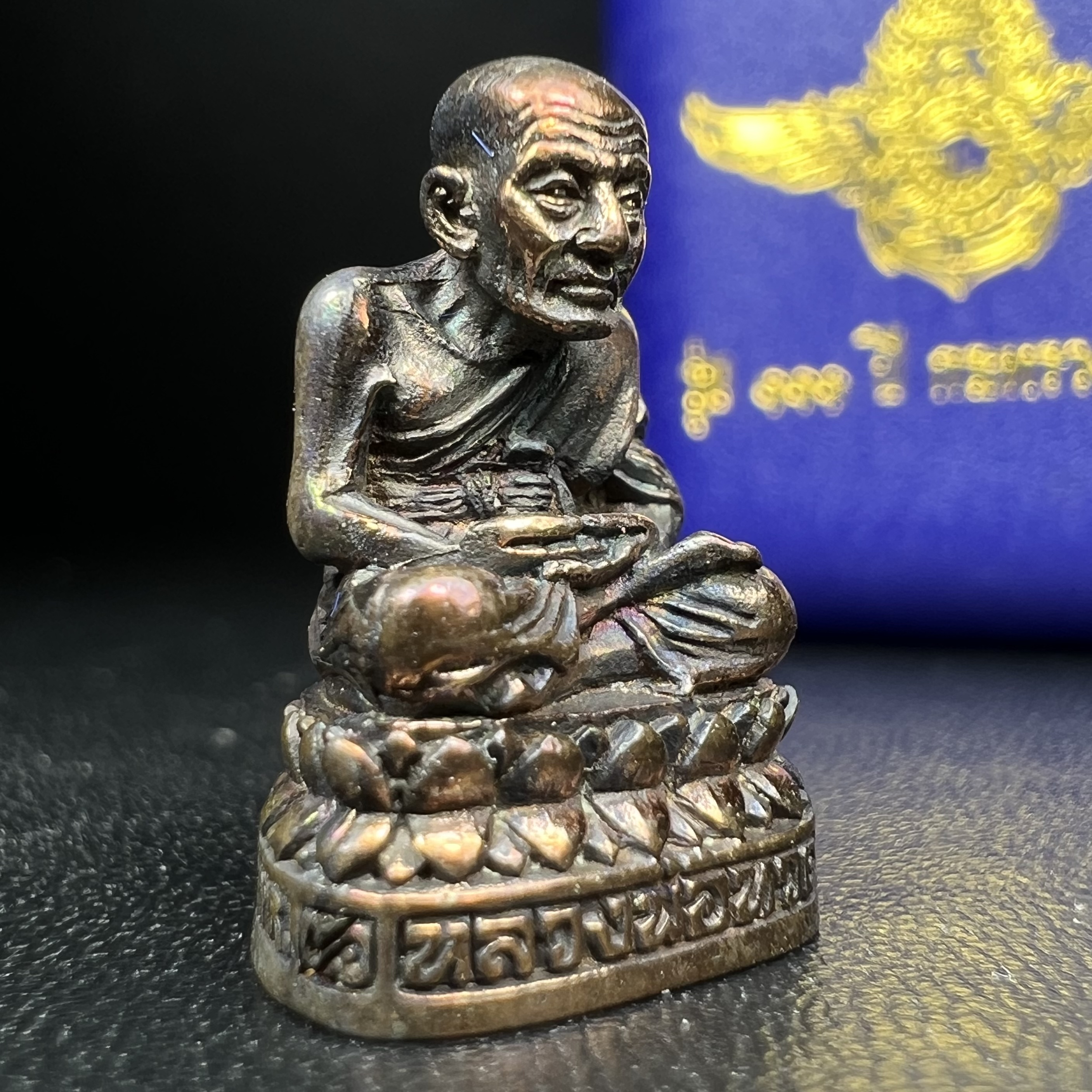 รูปเหมือนหล่อลอยองค์หลวงปู่ทวด รุ่น 111ปี กระทรวงกลาโหม เนื้อนวโลหะรมดำ-ปัดเงา ปี2540 พิธีใหญ่ เข้มขลัง นิยม พร้อมกล่องบรรจุเดิม(คัดสภาพสวยผิวเทพๆผิวรุ้งๆ)ทั้งพิธีทั้งพุทธศิลป์ทรงคุณค่าอีกหนึ่งรุ่นยอดนิยม