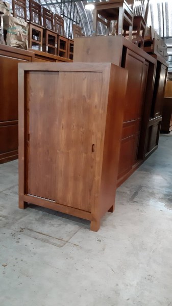 ตู้เสื้อผ้าเล็ก บานเลื่อน มีขา 55x100สูง 160 ซม.