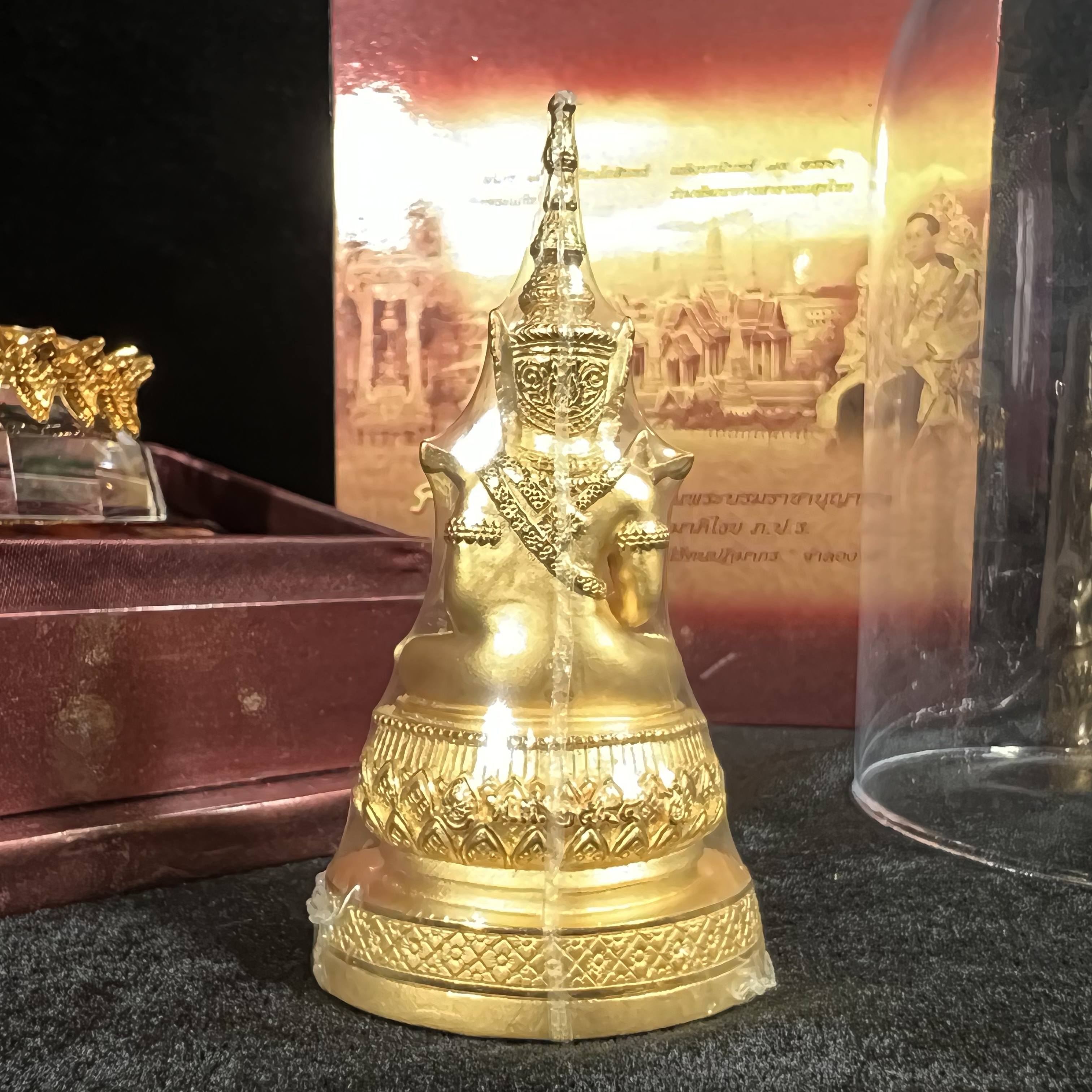 พระแก้วมรกต ภปร.(รุ่นแรก) ปี2545 รุ่นฉลองกรุงรัตนโกสินทร์ครบ 220 ปี หล่อลอยองค์ เนื้อทองคำบริสุทธิ์99.99% ขนาดบูชา 50*90 มม. พร้อมฐานวางครอบแก้วเดิมกล่องบรรจุเดิมครบสมบูรณ์(สวยงามและหายากมาก)(1ใน1000องค์)