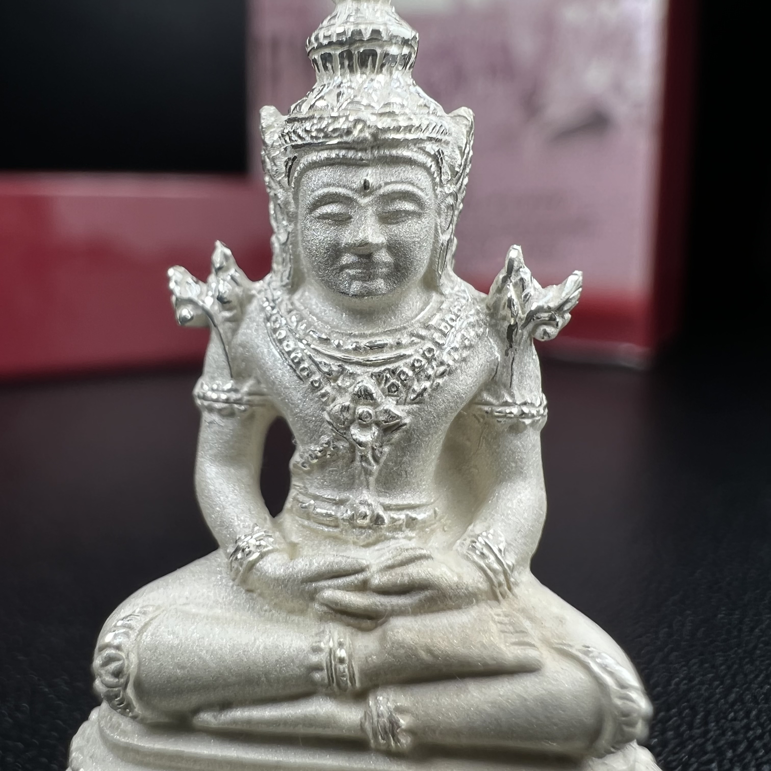 พระแก้วมรกต ภปร.(รุ่นแรก) ปี2545 รุ่นฉลองกรุงรัตนโกสินทร์ครบ 220 ปี พิมพ์ลอยองค์ใหญ่ เนื้อเงินบริสุทธิ์ 92.5% ขนาด 19*35 มม. พร้อมกล่องบรรจุดิม สวยครบสมบูรณ์