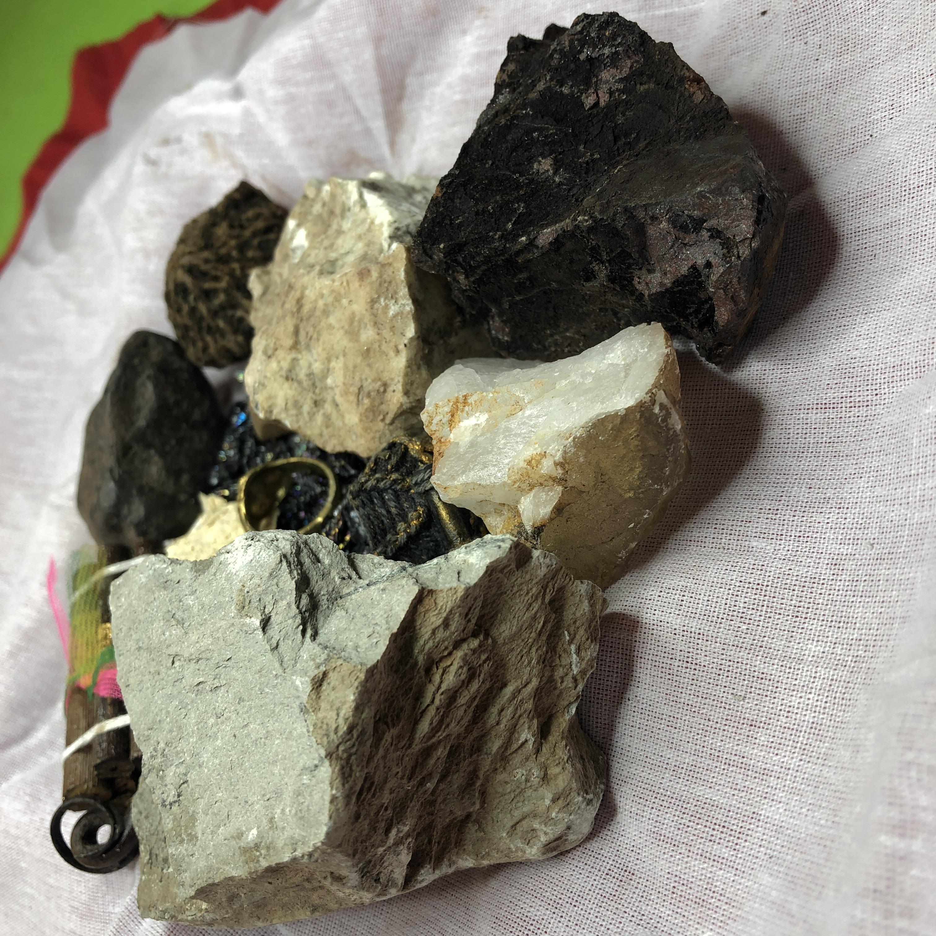 ของป้องกัน ชุดถุงแดงชุดกลาง ลงเสาเอก ลงเสาโท | อุปกรณ์ตั้งเสาเอก ชุดลงเสาเอกเสาโท ตั้งเสาเอก อุปกรณ์ลงเสาเอก ชุดยกเสาเอก สิริมงคล สวยงาม ครบชุด ยกเสาเอก ลงเสาเอก