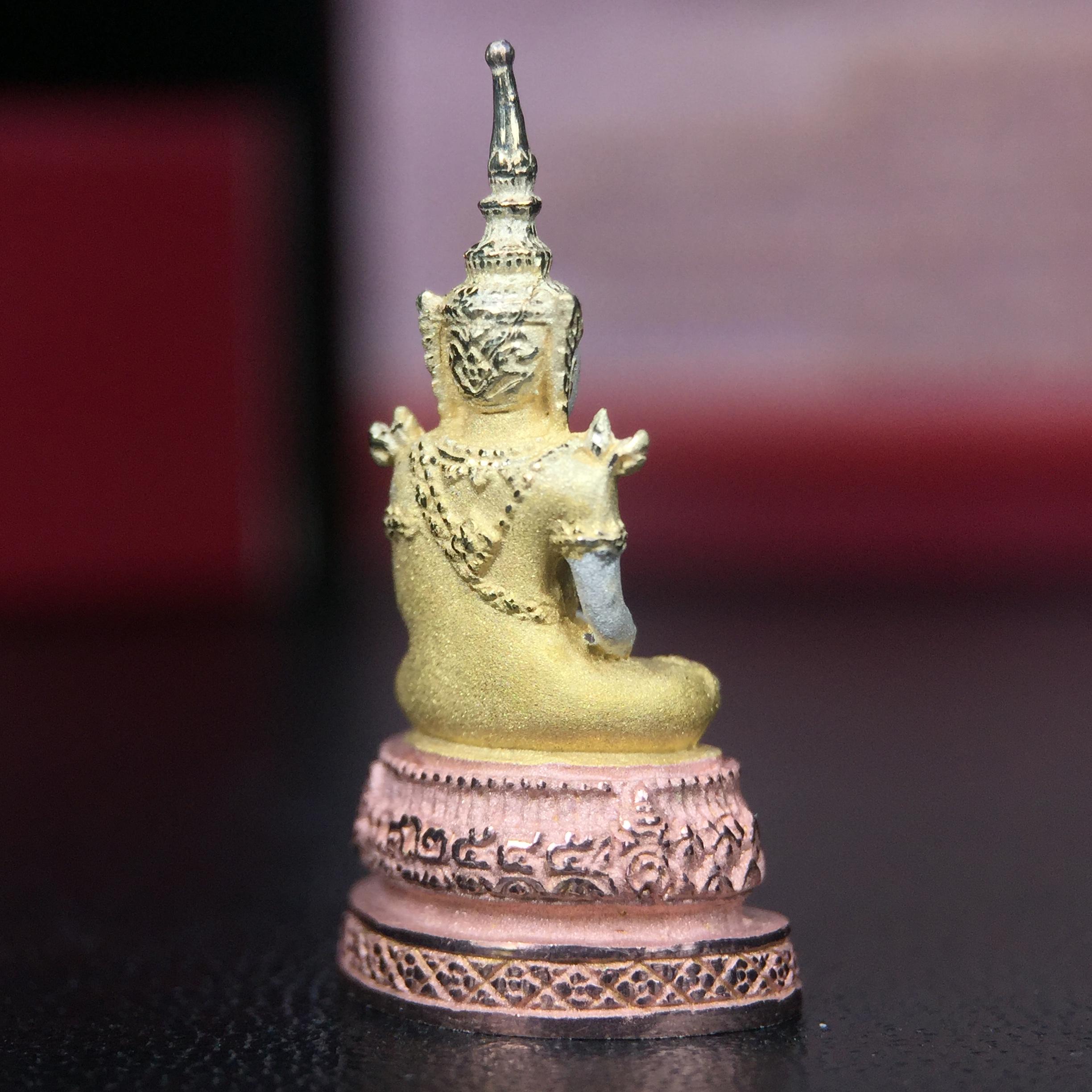 พระแก้วมรกต ภปร.(รุ่นแรก) ปี2545 รุ่นฉลองกรุงรัตนโกสินทร์ครบ 220 ปี พิมพ์ลอยองค์เล็ก เนื้อเงินบริสุทธิ์ 92.5% (สามกษัตริย์) ขนาด 10*19 มม. พร้อมกล่องบรรจุเดิม สวยครบสมบูรณ์