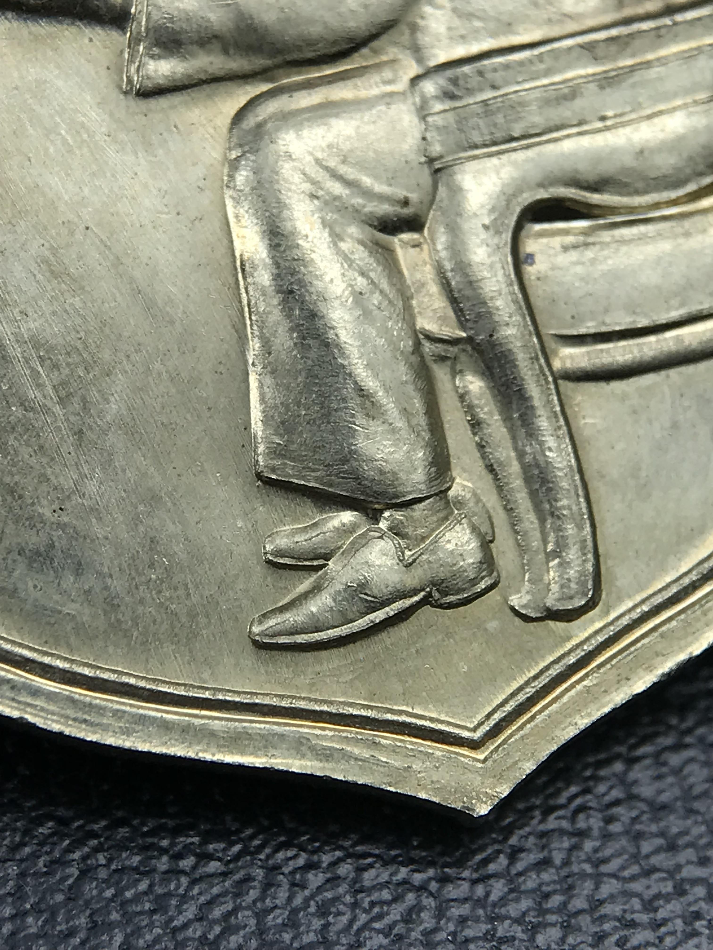 เหรียญครอบครูช่างหลวง(ในหลวงทรงดนตรี) เนื้ออัลปาก้า ปี 2550(หายาก)สุดยอดแห่งความหายากมีหมุนเวียนให้เห็นน้อยมากเป็นอีกหนึ่งรุ่นยอดนิยมของเสด็จพ่อร.9เหรียญนี้สวยมากผิวน้ำทองทั่วทั้งเหรียญ