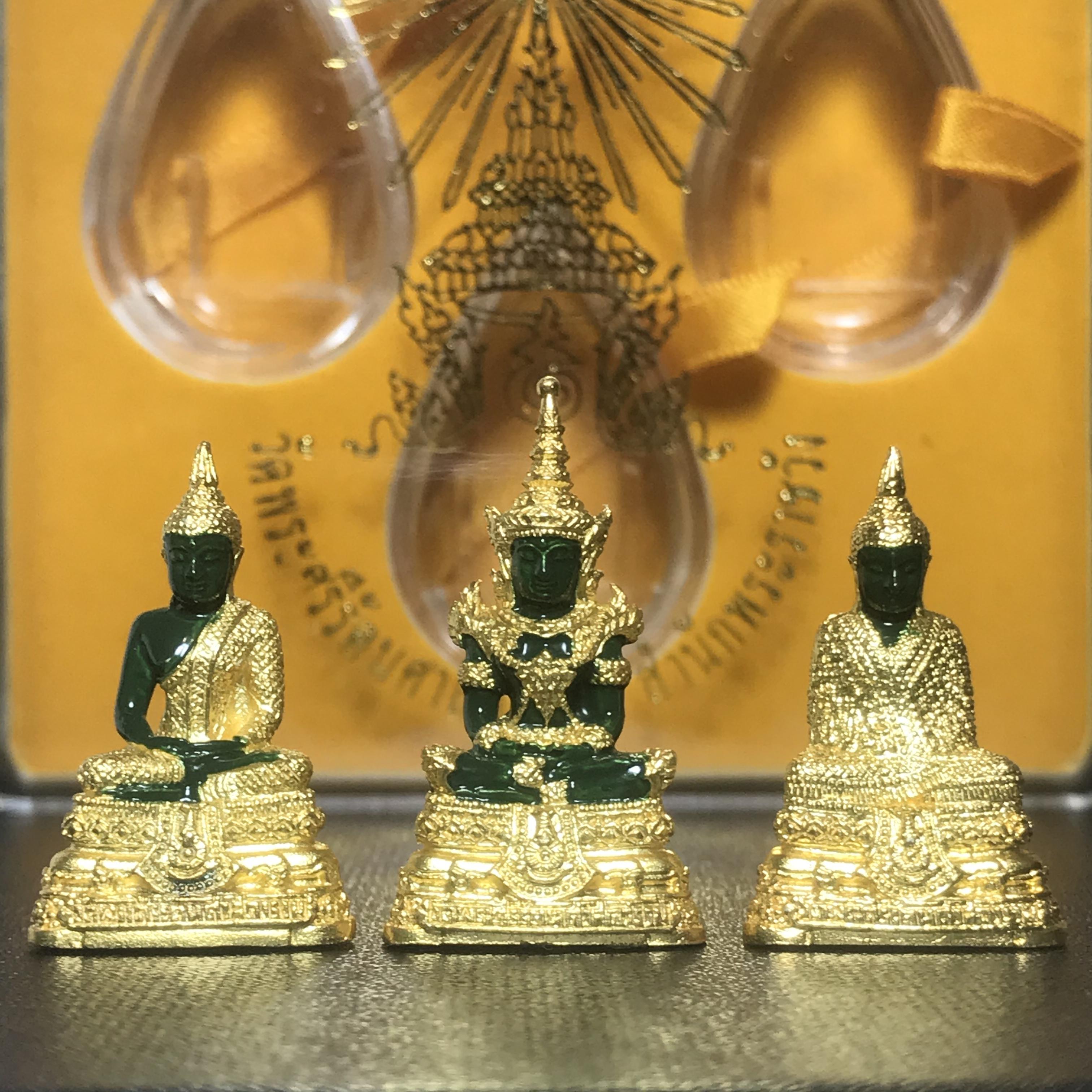 พระพุทธมหามณีรัตนปฏิมากร(พระแก้วมรกต) วัดพระศรีรัตนศาสดาราม สำนักพระราชวัง จัดสร้าง ชุด3 ฤดู ร้อน ฝน หนาว(บรรจุมวลสารใต้ฐาน)