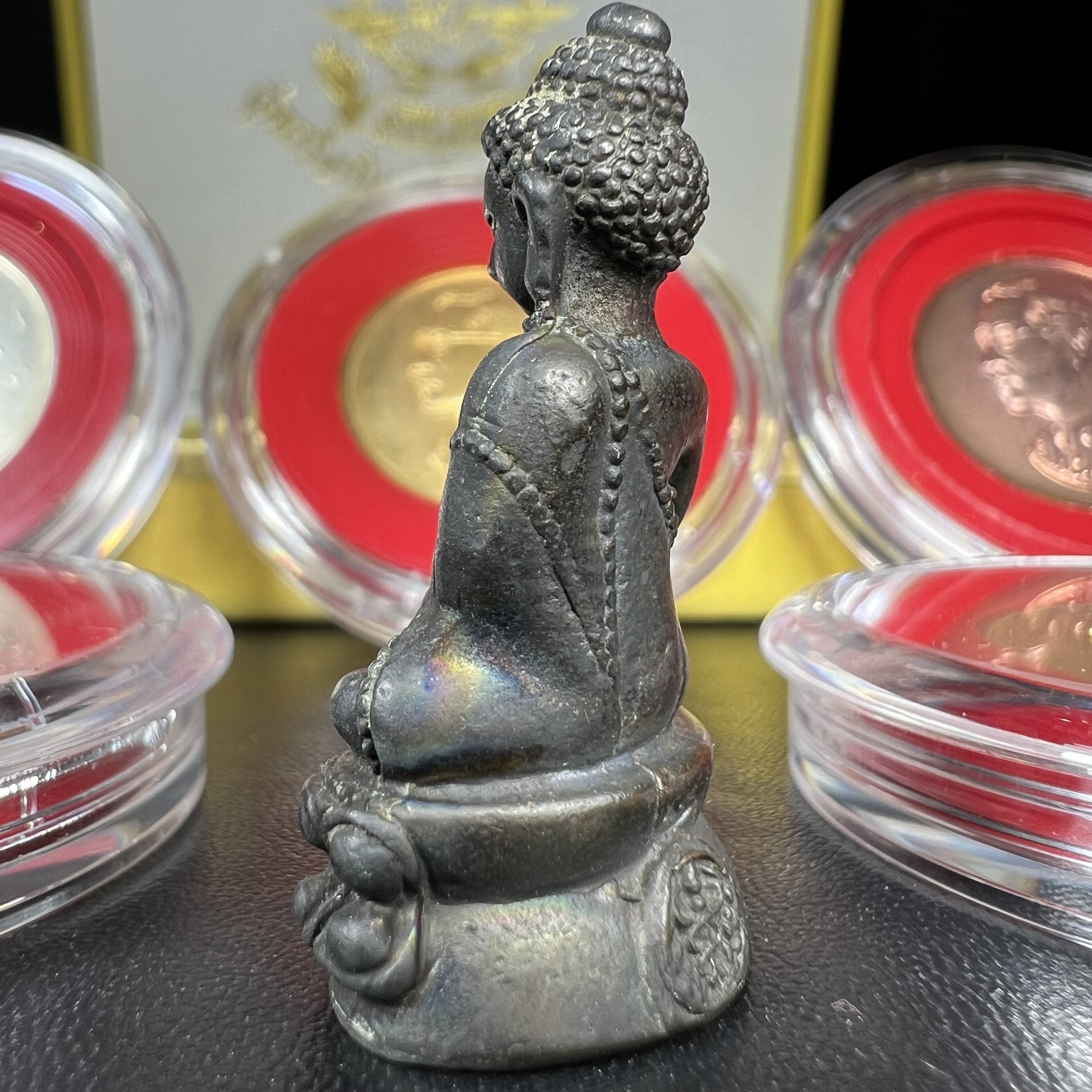 วัตถุมงคลคุ้มเกล้าฯ มหามงคลเฉลิมพระชนมพรรษา 6 รอบ รัชกาลที่ 9 ชุดพิเศษกรรมการ(สุดหายาก) (ในหลวงรัชกาลที่9 ทรงจุดไฟพระฤกษ์และเททอง พิธีใหญ่)ยอดนิยมหายาก