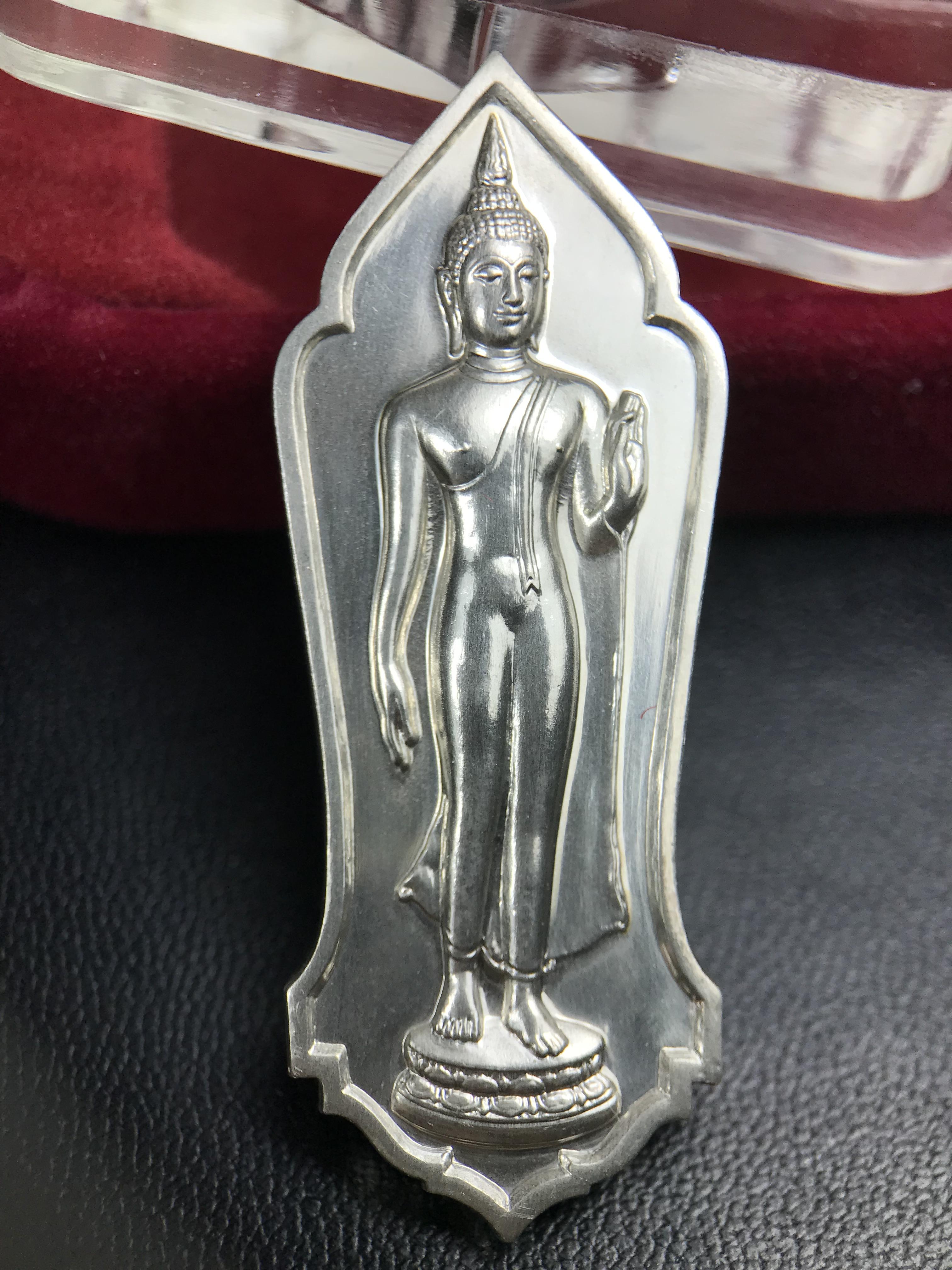 พระพุทธธรรมิกราชบพิตร ภปร. เฉลิมพระเกียรติ 2554 วัดบวรนิเวศวิหาร ขนาดสูง 4.5 ซม. เนื้อเงิน(ตอกโค๊ด Ag)(หายากพบเจอน้อยมาก)ผลิตโดย สำนักกษาปณ์ กรมธนารักษ์ พิธีพุทธาภิเษก ณ พระอุโบสถวัดบวรนิเวศวิหาร สภาพสวย กล่องบรรจุเดิมครบสมบูรณ์(1 ใน 2555 เหรียญ)หายาก