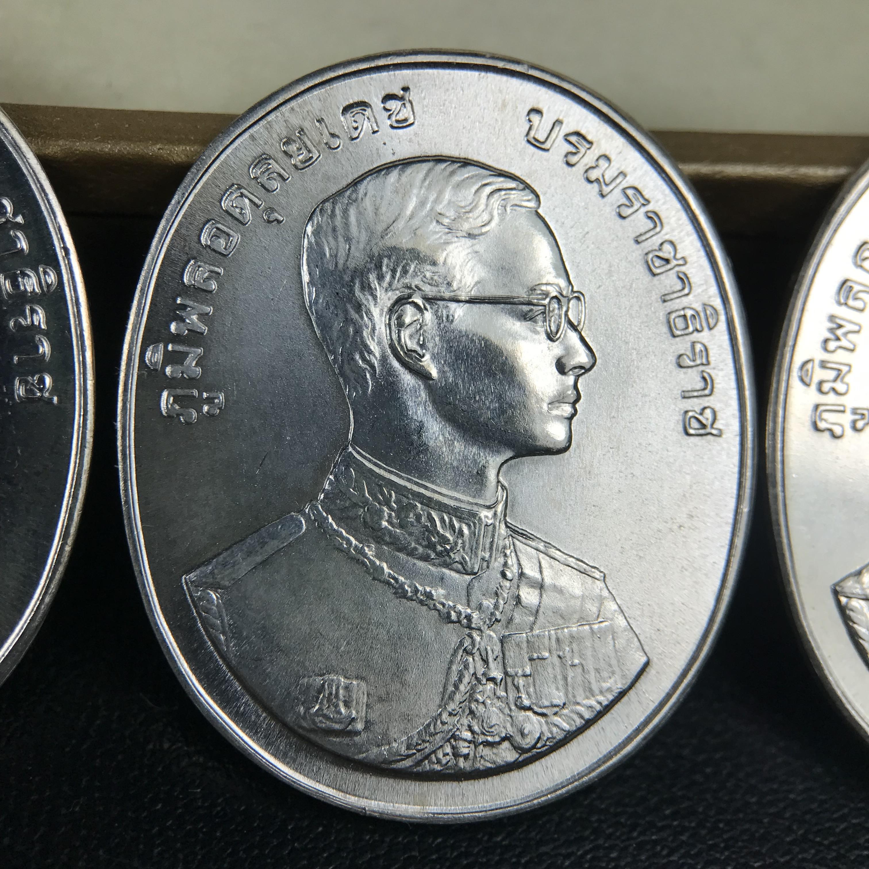 ชุดเหรียญพระพุทธปัญจภาคี ปี 2539 ครบชุด 5 เหรียญ พิมพ์ใหญ่ขนาดสูง 3 ซม. เนื้อเงิน โค๊ต ง.(เงิน) บล็อกกษาปณ์ พร้อมกล่องบรรจุซีนซองเดิมครบสภาพสวย เนื่องในมหามงคลวโรกาสที่ในหลวงรัชกาลที่ 9 ทรงครองสิริราชสมบัติครบ 50ปี พิธีใหญ่ ณ พระอุโบสถวัดพระแก้ว