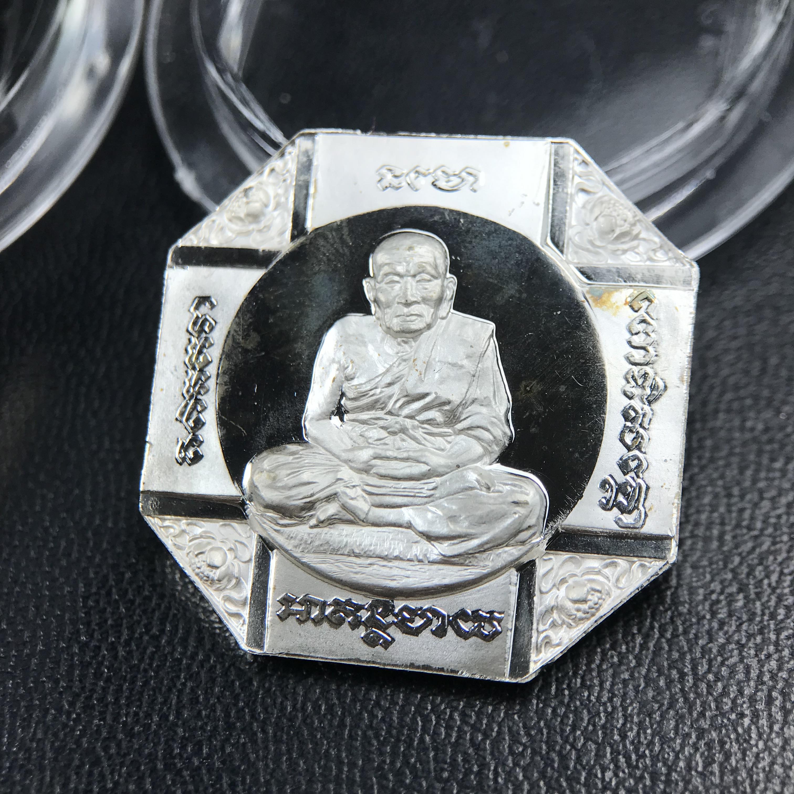 เหรียญหลวงพ่อทวด รุ่นสมเด็จเจ้าฟ้ามหาจักรี 48พรรษา โดยสภากาชาดไทย ปี2546 ชุดเหรียญเนื้อเงิน4ขนาด(ครบชุดพร้อมตลับบรรจุเดิม)พุทธาภิเษก ณ วัดช้างให้ จังหวัดปัตตานี