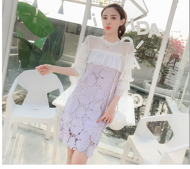 ชุดเดรสสั้นผ้าลูกไม้สีม่วงอ่อน เสื้อส่วนบนและแขนผ้าโปร่งสีขาว ทรงตรง สวย ดูดี