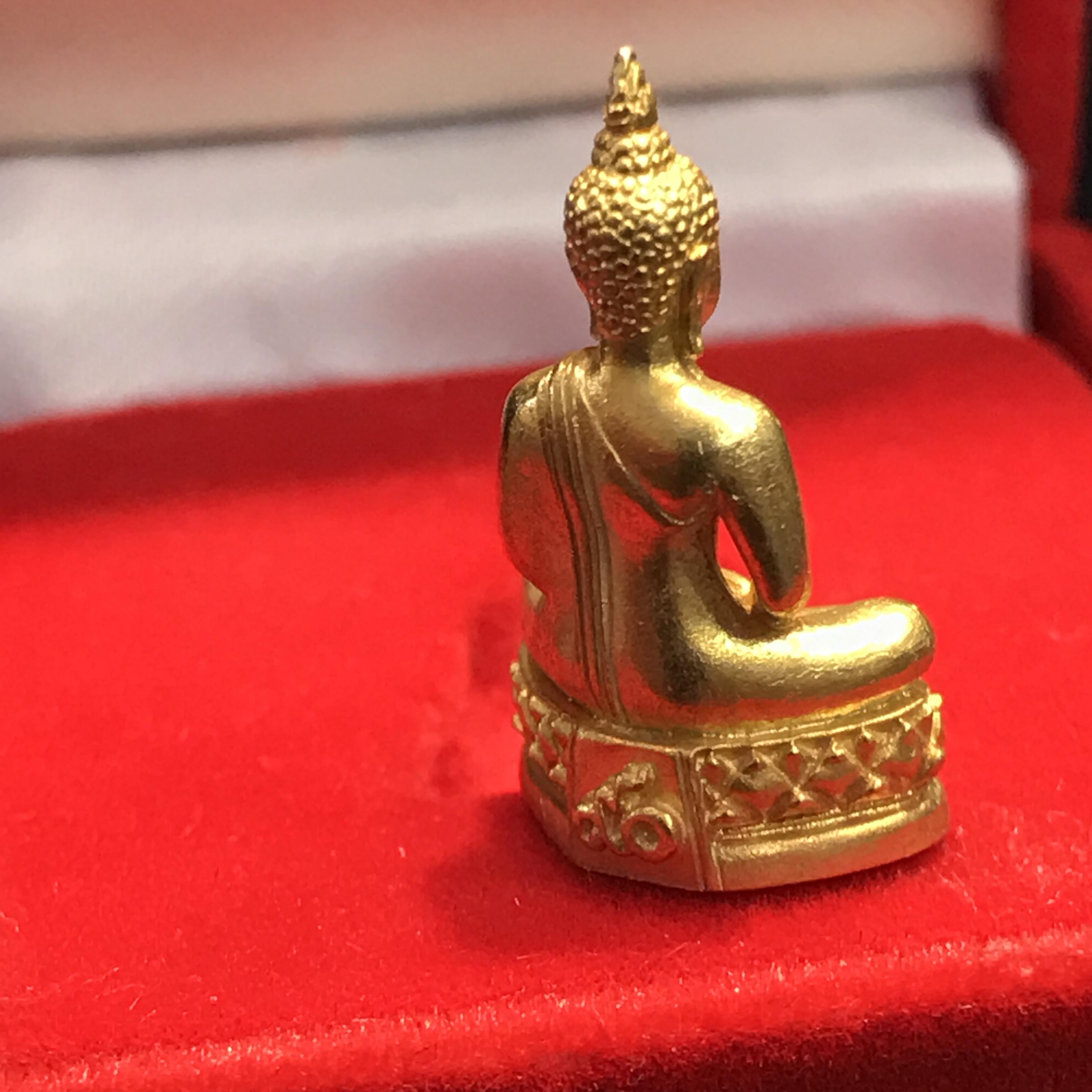 พระเครื่องปางสมาธิ เนื้อทองคำ 90 พรรษาสมเด็จย่า ปี 2533 (ในหลวงรัชกาลที่9เสด็จในพิธี)