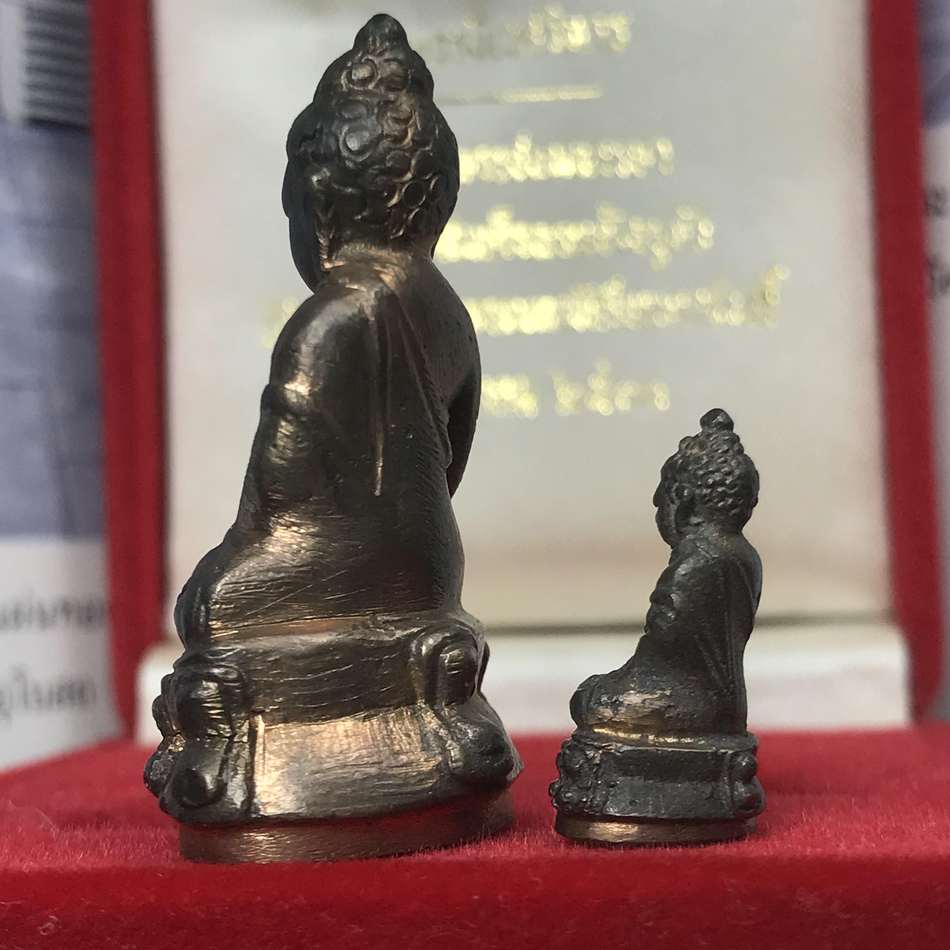 พระกริ่ง-พระชัยวัฒน์ ปวเรศ ปี2530 วัดบวรนิเวศราชวรวิหาร(ในหลวง ร.9 เสด็จเททอง)(บรรจุเส้นเกศาในหลวงรัชกาลที่9)พร้อมสูจิบัตรเดิมตอนจัดสร้าง(สภาพสวยครบสมบูรณ์) (องค์หน้าใหญ่)(องค์ทองทบ)แบบพิมพ์นิยมหายาก