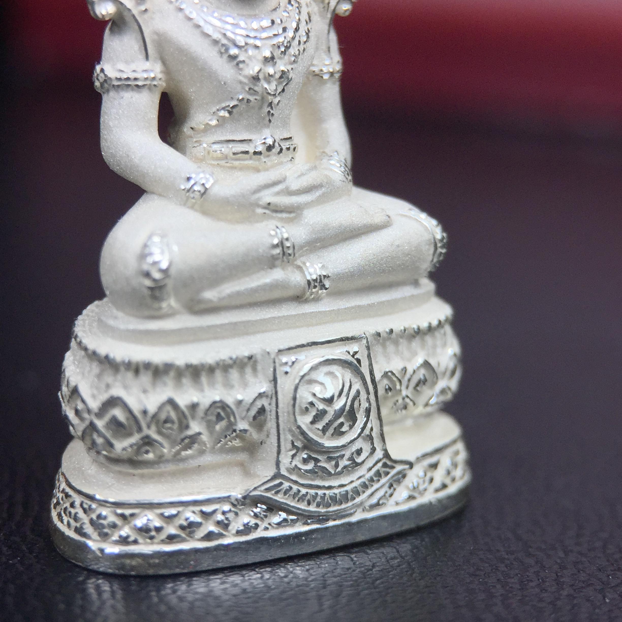 พระแก้วมรกต ภปร.(รุ่นแรก) ปี2545 จัดสร้างในมหาวโรกาส พระบาทสมเด็จพระเจ้าอยู่หัวรัชกาลที่ 9 ครบรอบ 75 พรรษา และฉลองกรุงรัตนโกสินทร์ครบ 220 ปี พิมพ์ลอยองค์ใหญ่ เนื้อเงินบริสุทธิ์ 92.5% ขนาด 19*35 มม. พร้อมกล่องบรรจุเดิม สวยครบสมบูรณ์(องค์หมายเลข 1063)