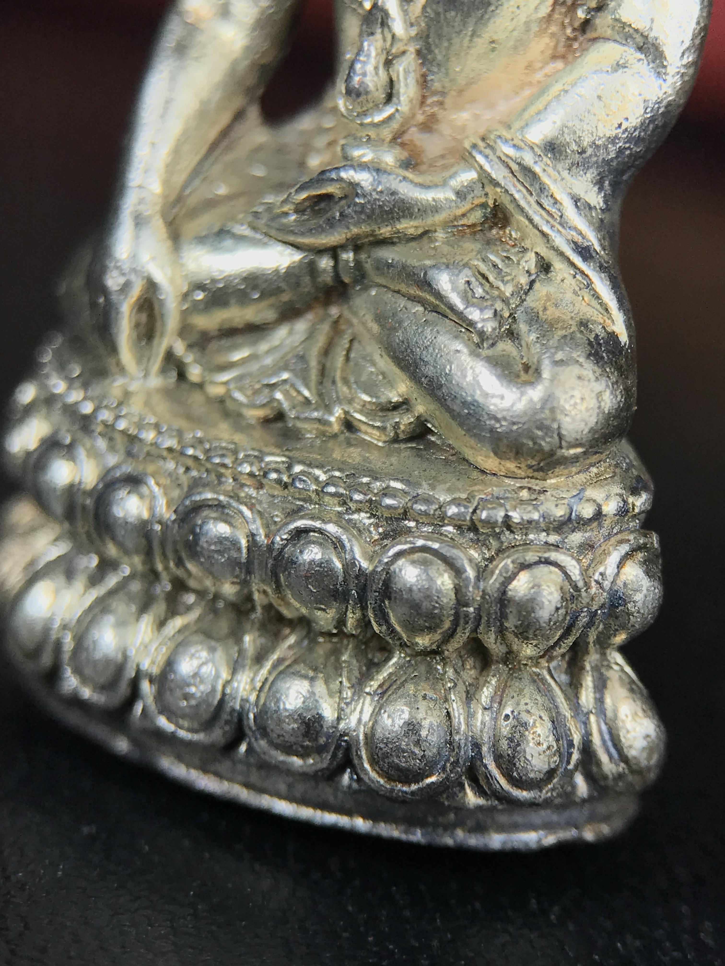 พระกริ่งฉลองพระชนมายุครบ 7 รอบ 84 พรรษา สมเด็จพระสังฆราช(วาสน์) วัดราชบพิธ พ.ศ.2525 เนื้อเงิน ผิวเดิมขึ้นน้ำทองสภาพสวยมาก ในกล่องชุดพิเศษกรรมการ พร้อมพระชัยวัฒน์ เนื้อนวโลหะ ครบชุดสมบูรณ์(งานแกะแม่พิมพ์โดย นายช่างเกษม มงคลเจริญ)(หายาก)