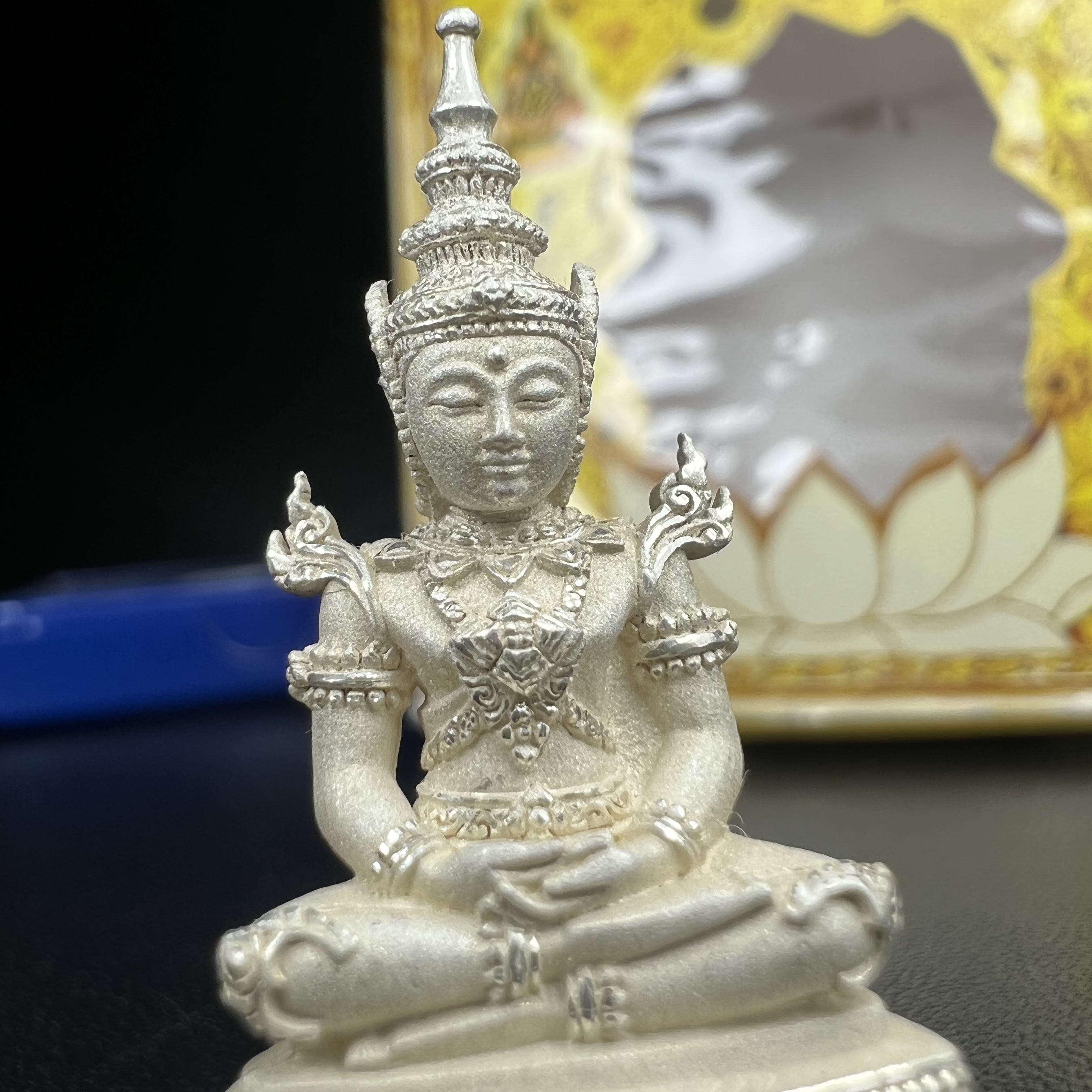 พระแก้วมรกต(จำลอง)ลอยองค์ ขนาดหน้าตัก 1/2 นิ้ว ทรงเครื่องฤดูร้อน เนื้อเงิน ตราสัญลักษณ์ฉลองสิริราชสมบัติ ครบ 60 ปี พ.ศ.2549(สภาพสวย ครบ สมบูรณ์))