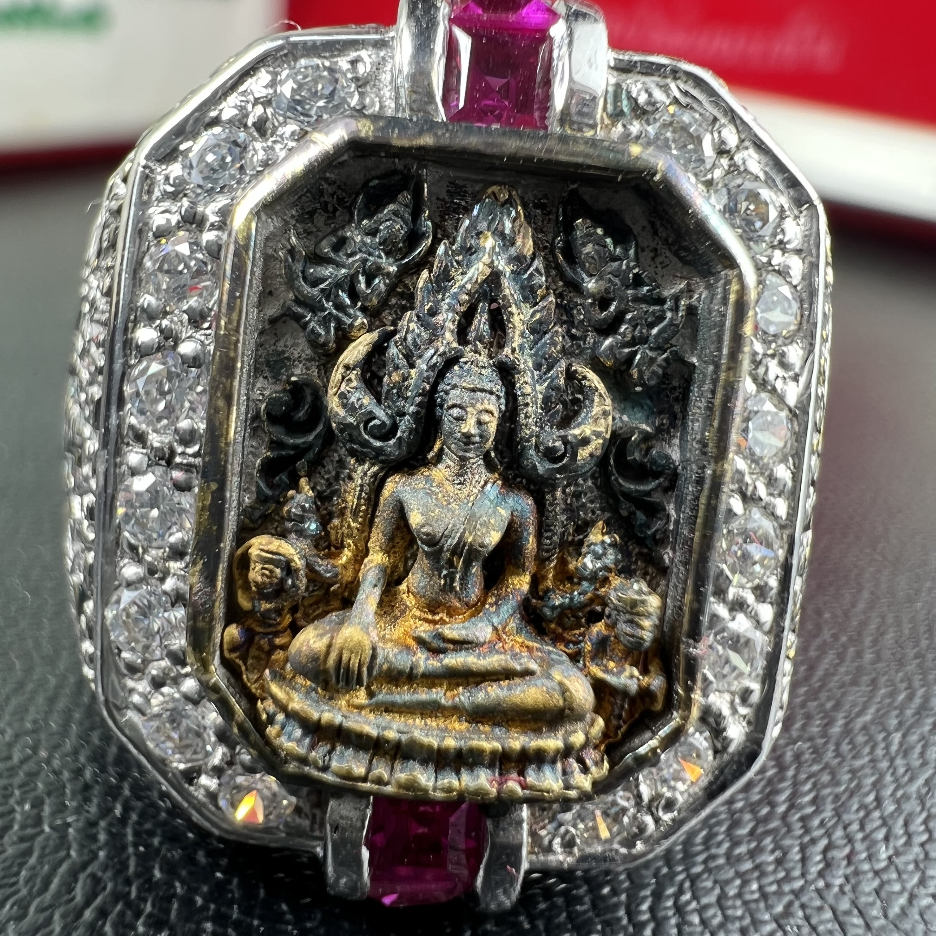 แหวนพระพุทธชินราช ภปร. ในวโรกาสเฉลิมพระชนมายุ6รอบ 5ธันวาคม2542 มูลนิธิพิทักษ์ดวงตาประชาชน จัดสร้าง แหวนเนื้อเงินเคลือบทองคำบริสุทธิ์ประดับเพชร CZ เกรดนอก ตอกโค๊ตและหมายเลข 504(ผลรวมได้ 9 เลขมหามงคลเจริญก้าวหน้าในทุกด้าน) พร้อมกล่องบรรจุเดิมครบ(หายาก)