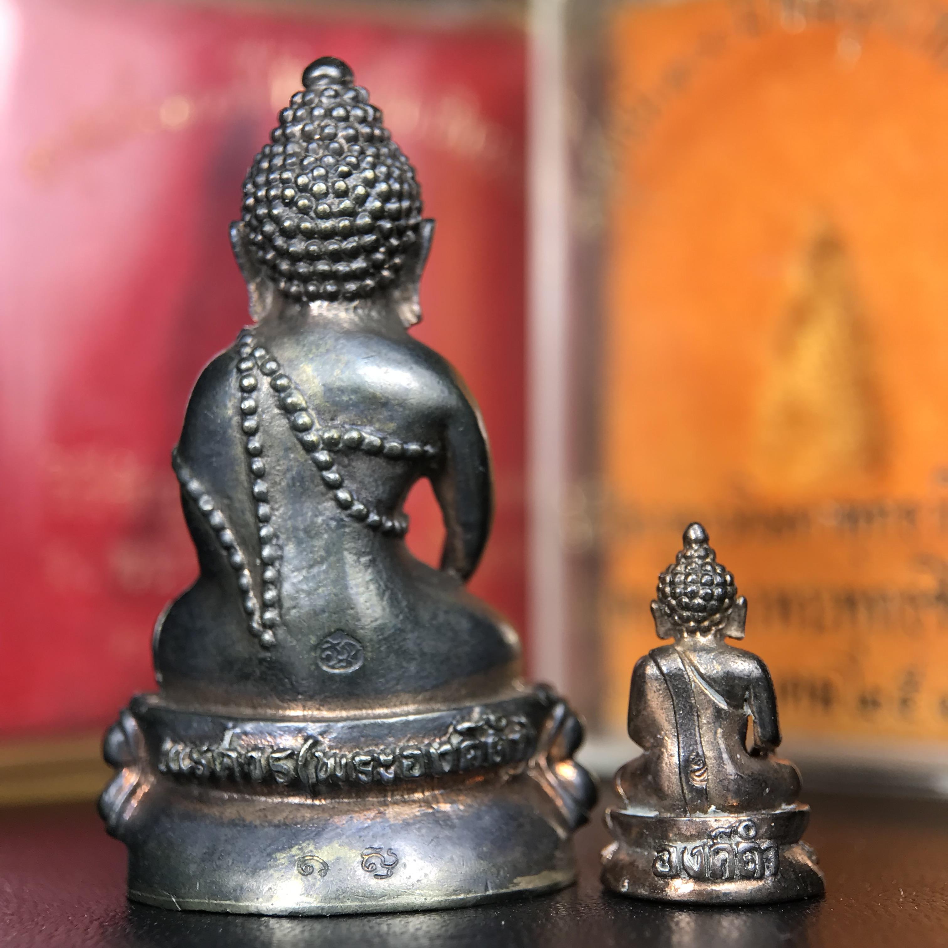 พระกริ่งนเรศวรพระองค์ดำ + พระชัยวัฒน์พระองค์ดำ อนุสรณ์ 100 ปี พิษณุโลกพิทยาคม (โรงเรียนชาย) พิธีจักรพรรดิมหาพุทธาภิเษก ปี 2542 เนื้อนวโลหะ(เต็มสูตรแก่ทองคำ) พิธีใหญ่มวลสารดีเกจิอาจารย์ยอดนิยมร่วมปลุกเสก*** ตอกโค้ดและหมายเลข*** 1 ใน 4999 องค์ ยอดนิยมหายาก