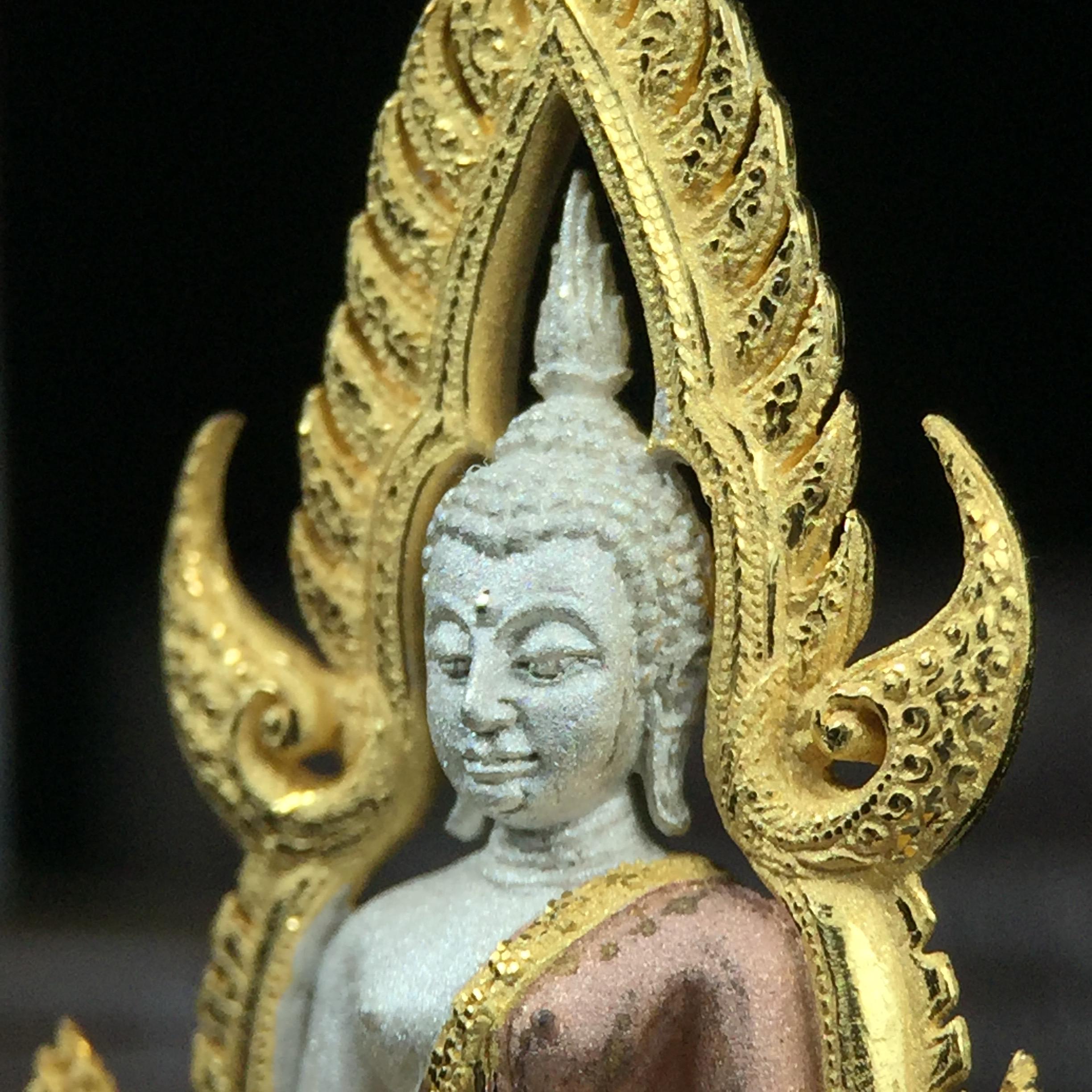 พระพุทธชินราช ภปร. โครงการ "เพราะแผ่นดินนี้ คือ แผ่นดินเกิด" ปี2548(รุ่นแรก) ลอยองค์ หน้าตัก 1/2 นิ้ว เนื้อเงินสามกษัตริย์ พุทธศิลป์งดงามทรงคุณค่า รุ่นยอดนิยม