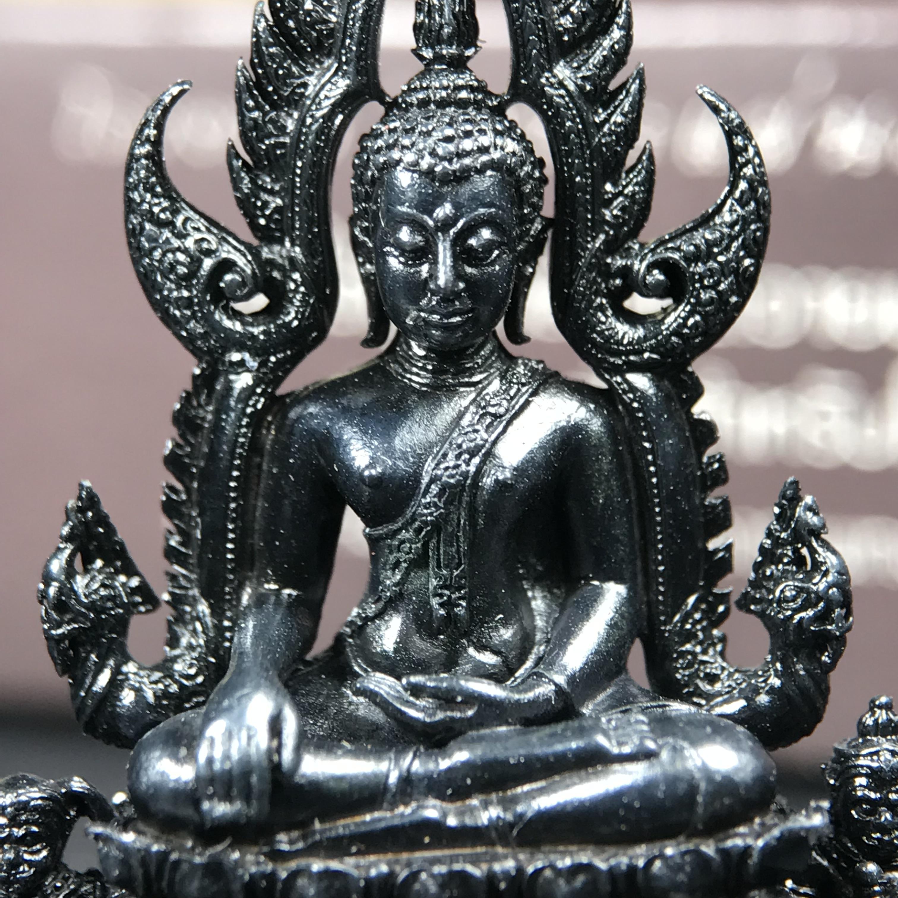 พระพุทธชินราช ภปร. โครงการ "เพราะแผ่นดินนี้ คือ แผ่นดินเกิด" ปี2548(รุ่นแรก) ลอยองค์ หน้าตัก 1/2 นิ้ว(ขนาด 3.5 x 2.5 ซม.) เนื้อเงินรมดำ(พุทธศิลป์จำลองเมื่อครั้งลอกทอง ครั้งที่3 เมื่อปี2547 ร้อยปีจะมีสักครั้ง "พระพุทธชินราชองค์ดำ")